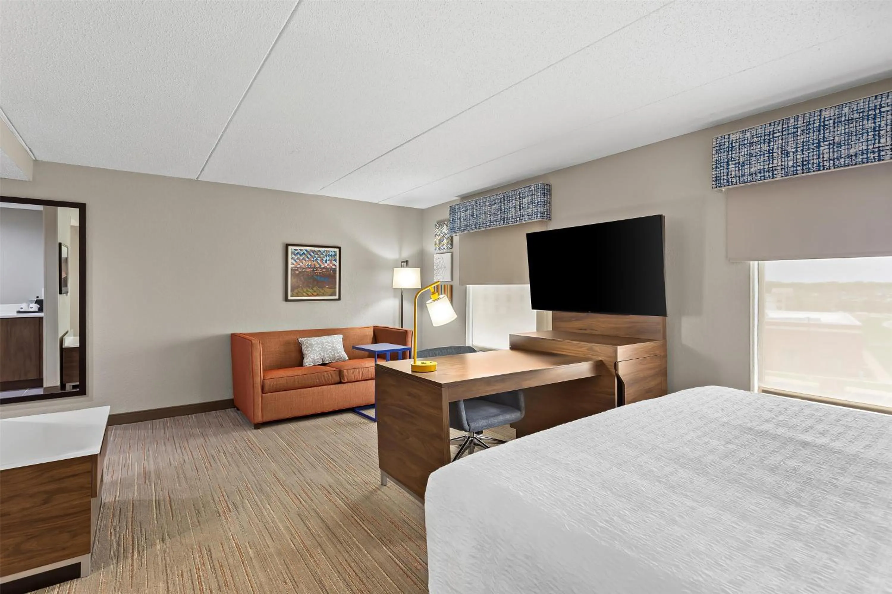 Living room, Bed in Hampton Inn & Suites Bolingbrook