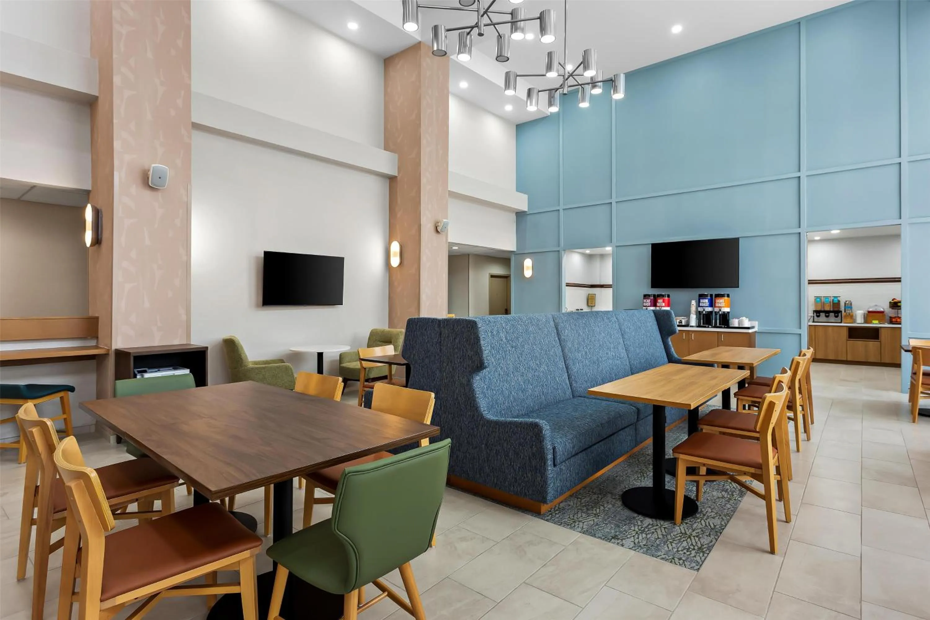 Breakfast in Hampton Inn & Suites Bolingbrook