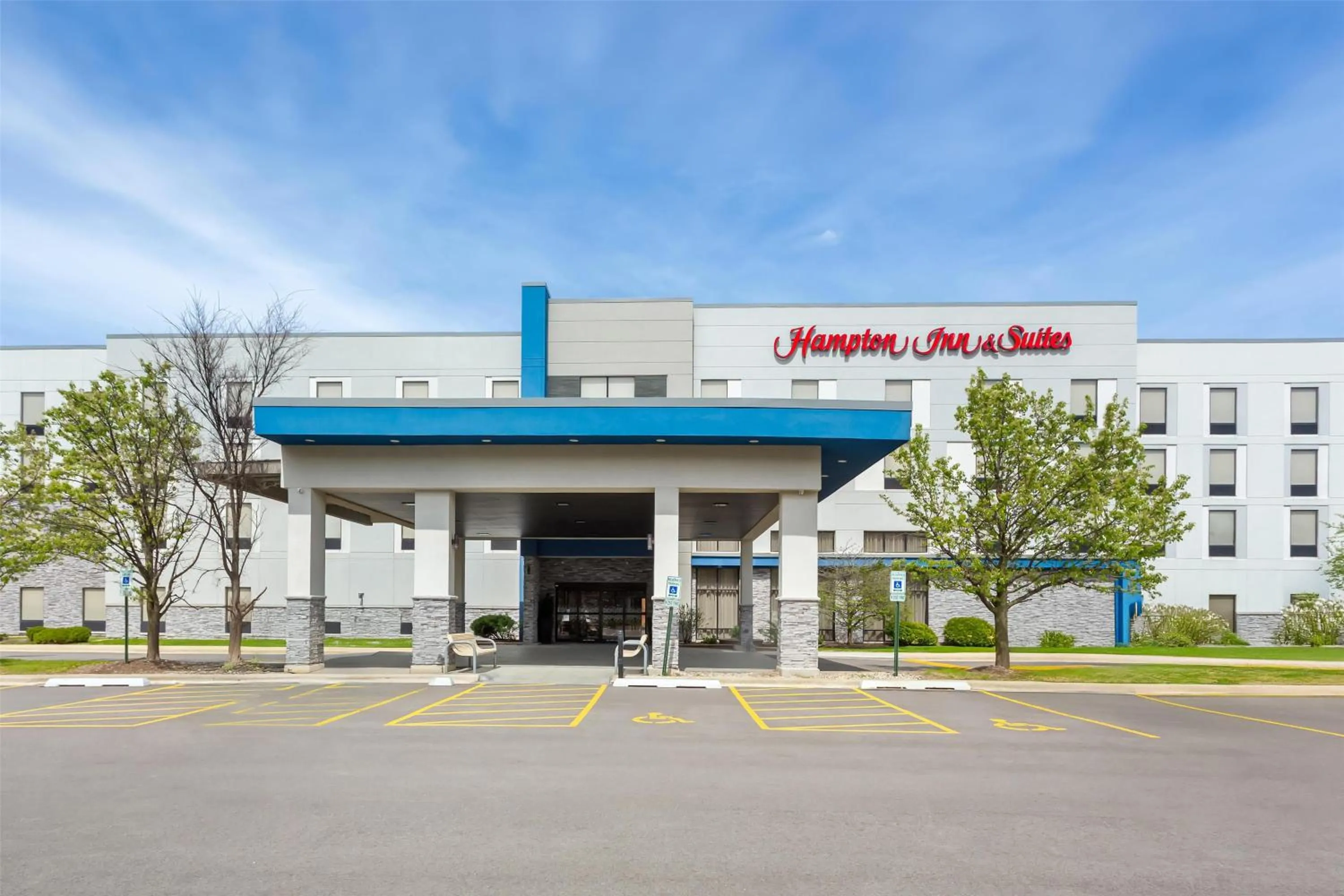 Property building in Hampton Inn & Suites Bolingbrook