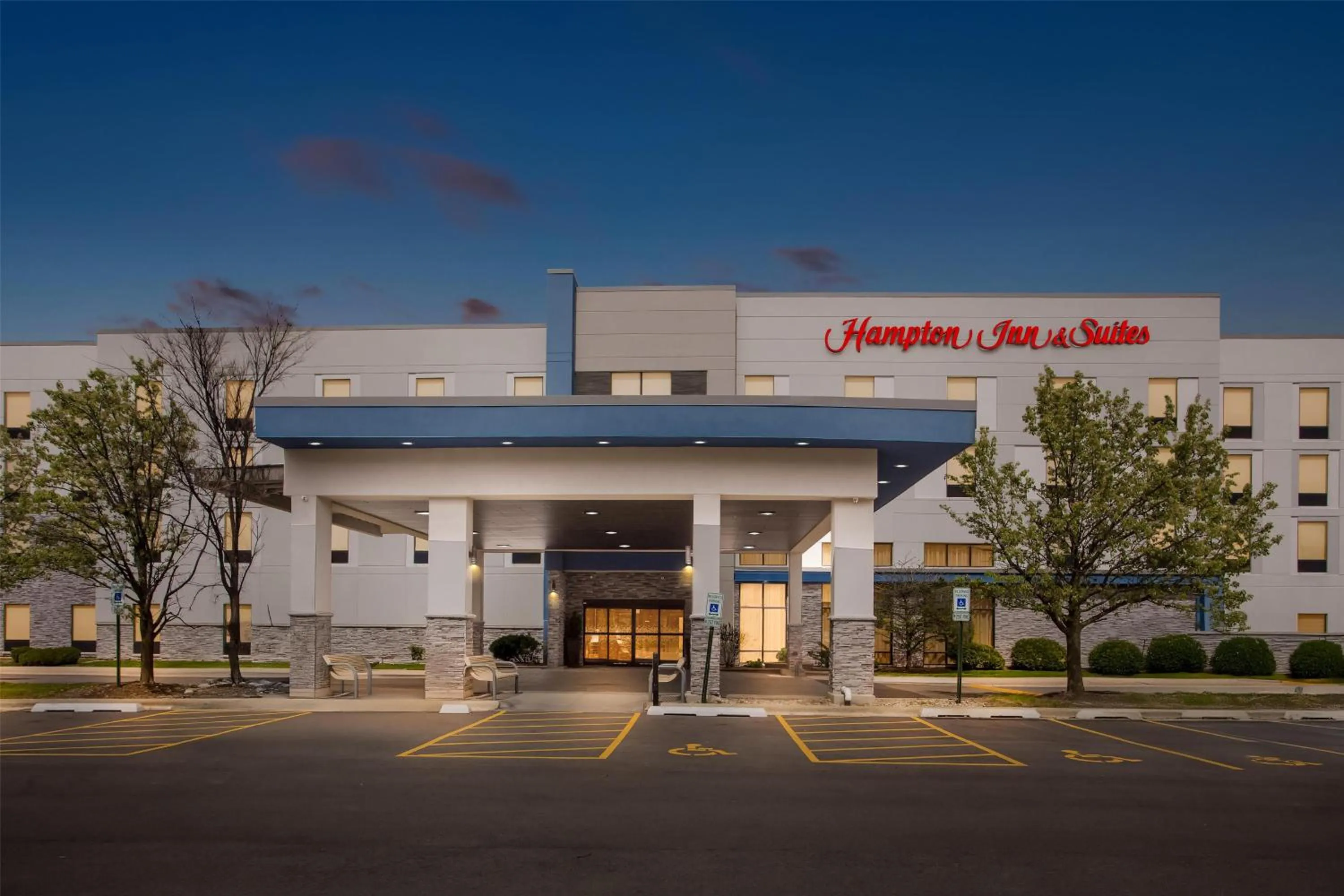 Property building in Hampton Inn & Suites Bolingbrook