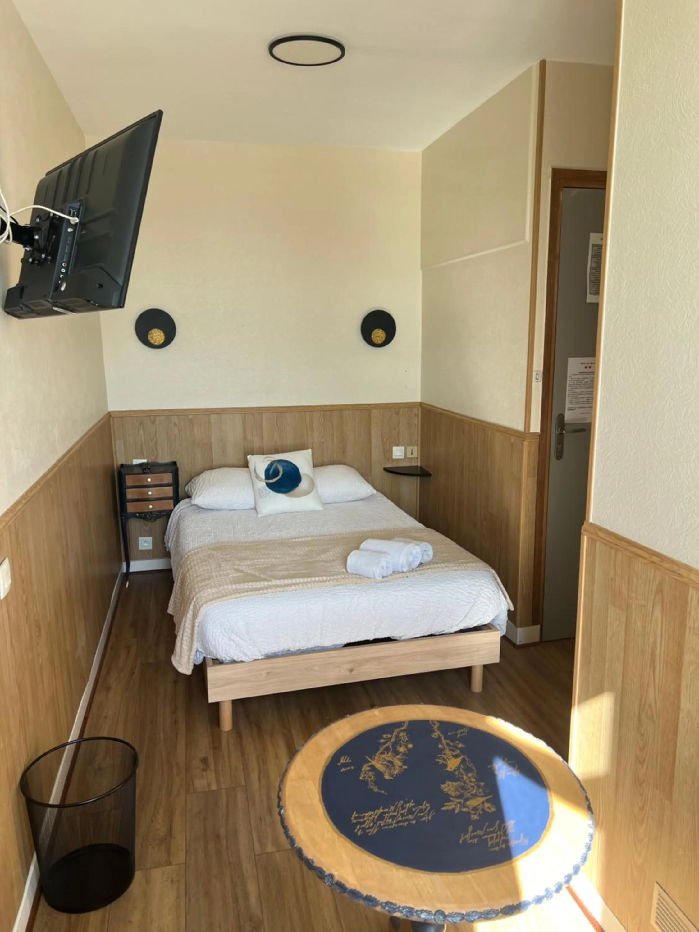 Bed in Hôtel Les Quais