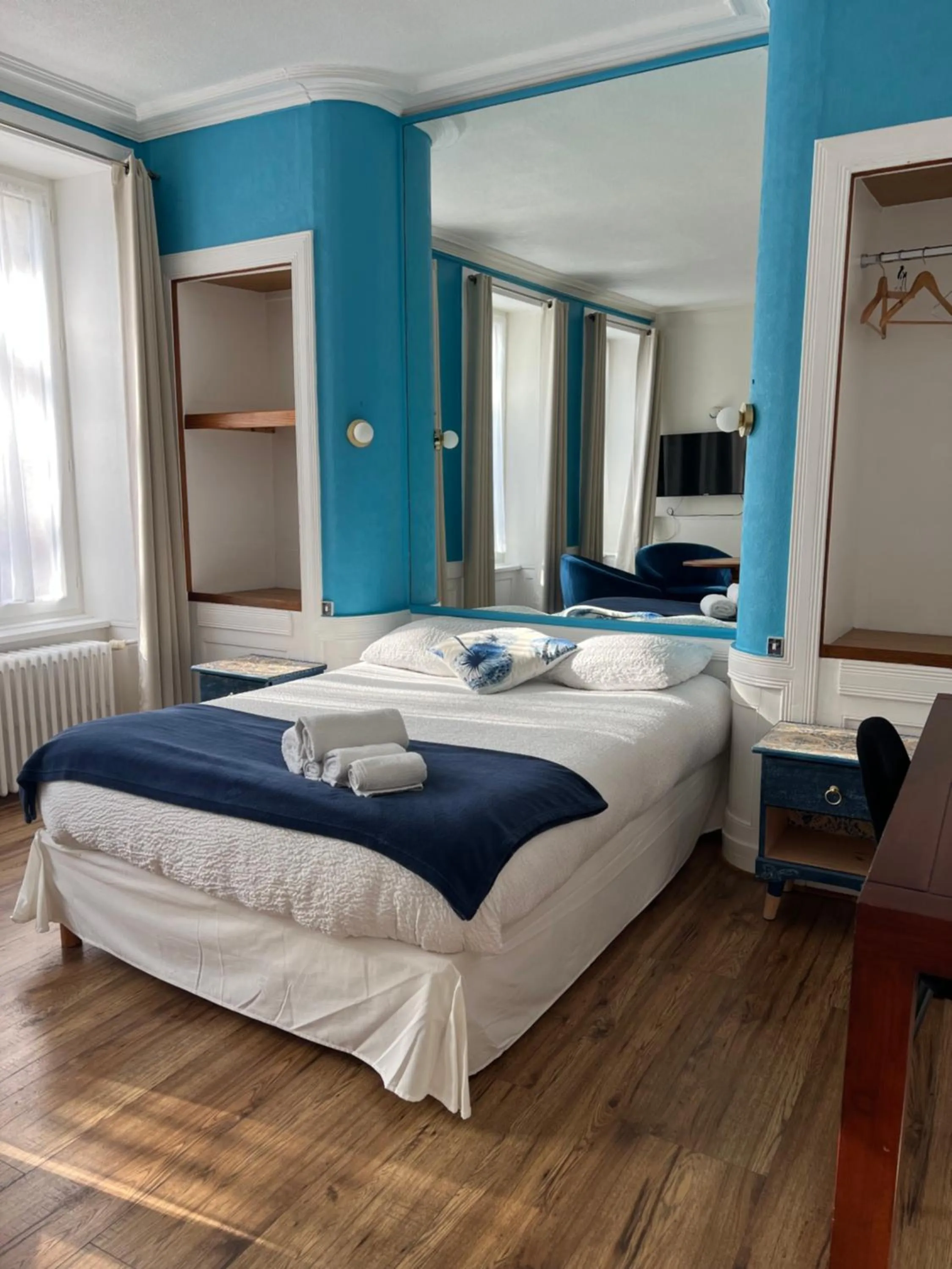 Bed in Hôtel Les Quais