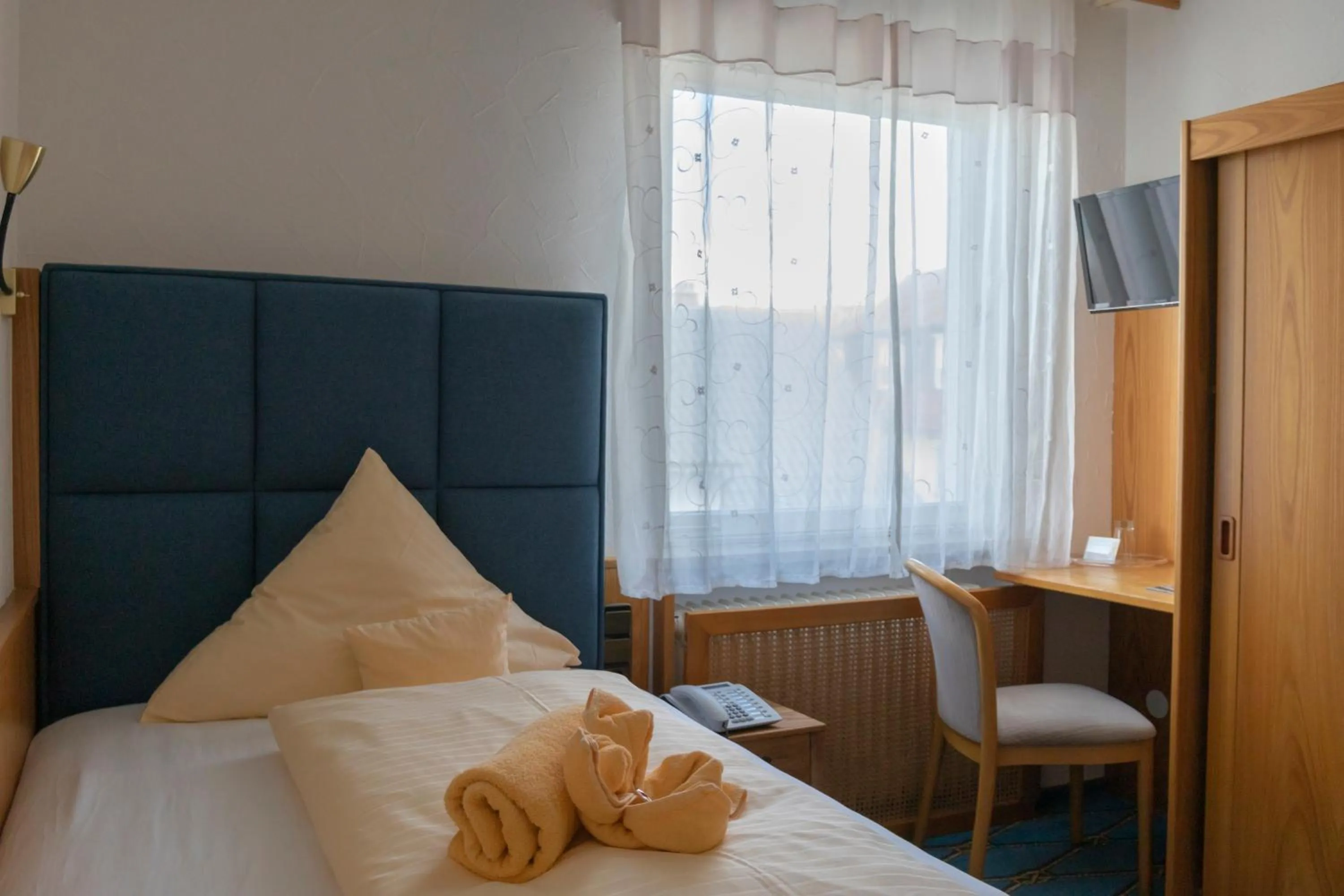 Bedroom, Bed in Hotel & Restaurant Mainaublick