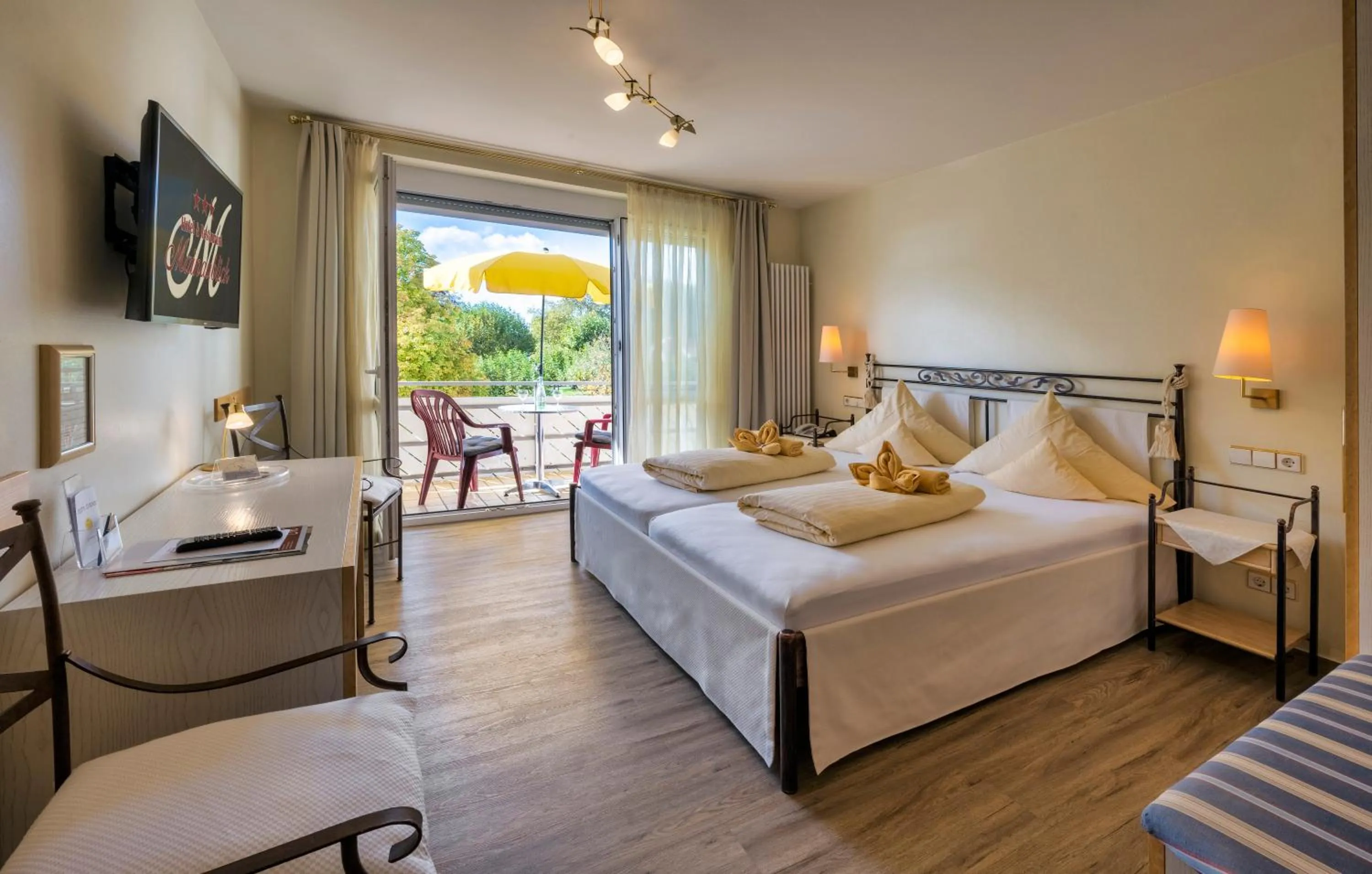 Balcony/Terrace, Bed in Hotel & Restaurant Mainaublick