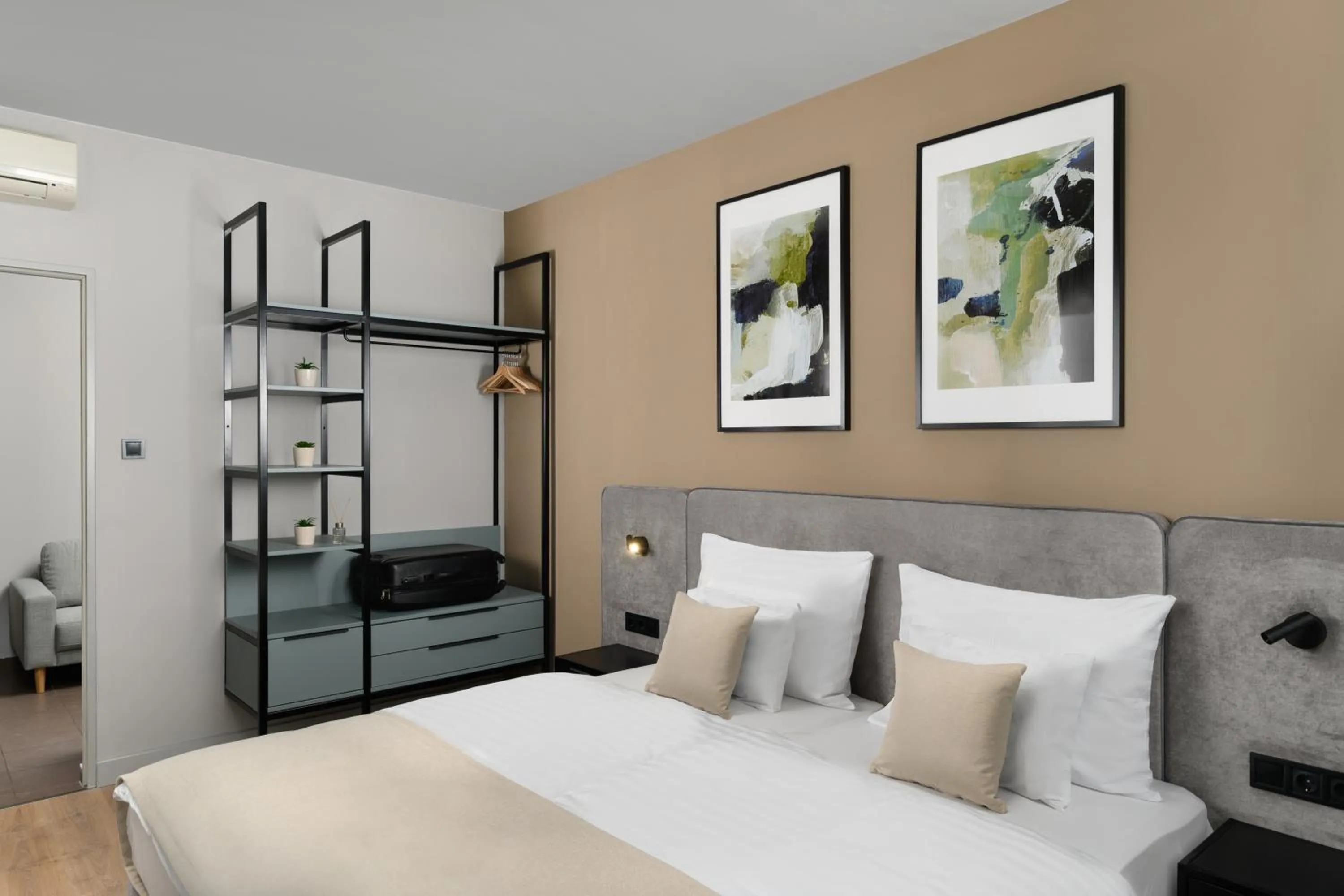 Bed in Florin Apart Hotel