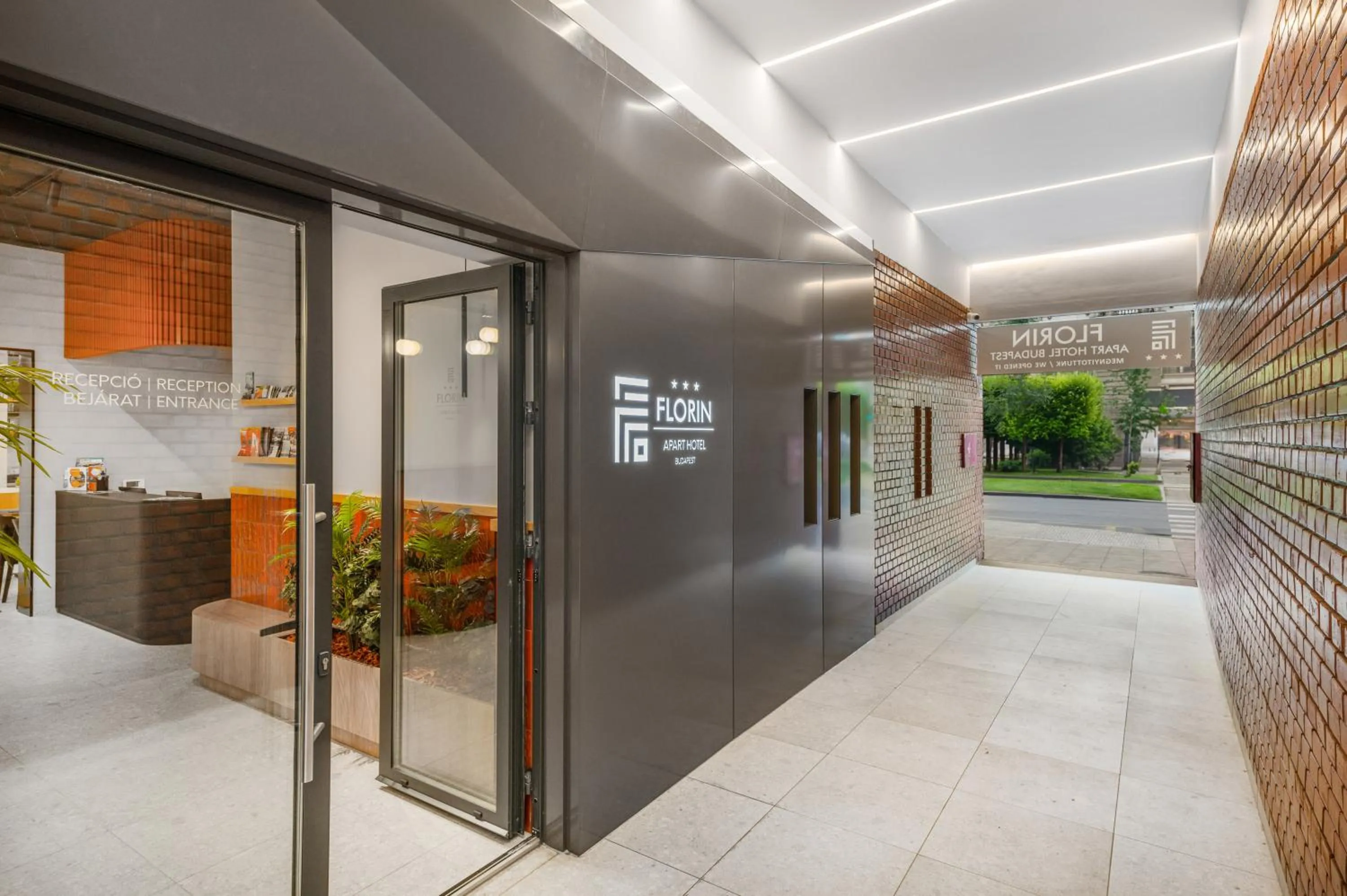 Facade/entrance in Florin Apart Hotel