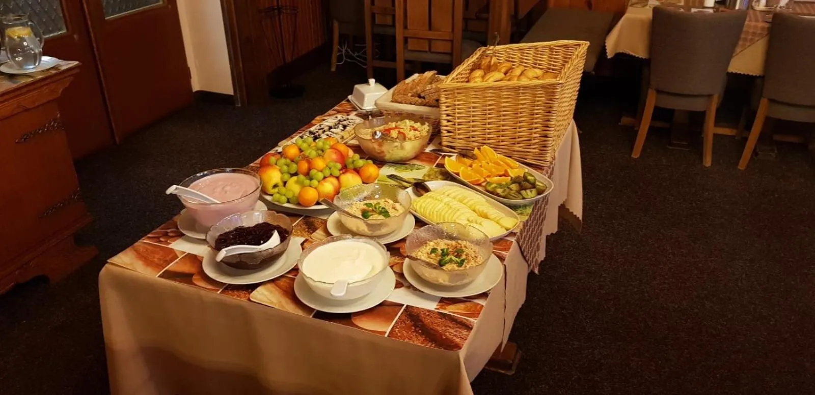 Restaurant/places to eat in Hotel Bozi Dar - Excalibur