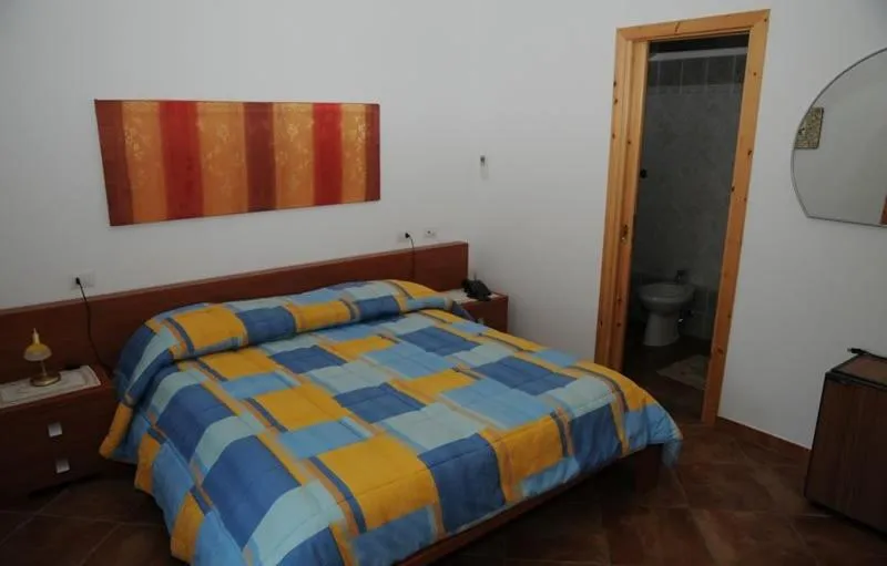 Photo of the whole room in Hotel California