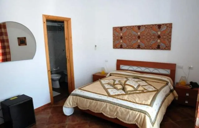 Photo of the whole room in Hotel California