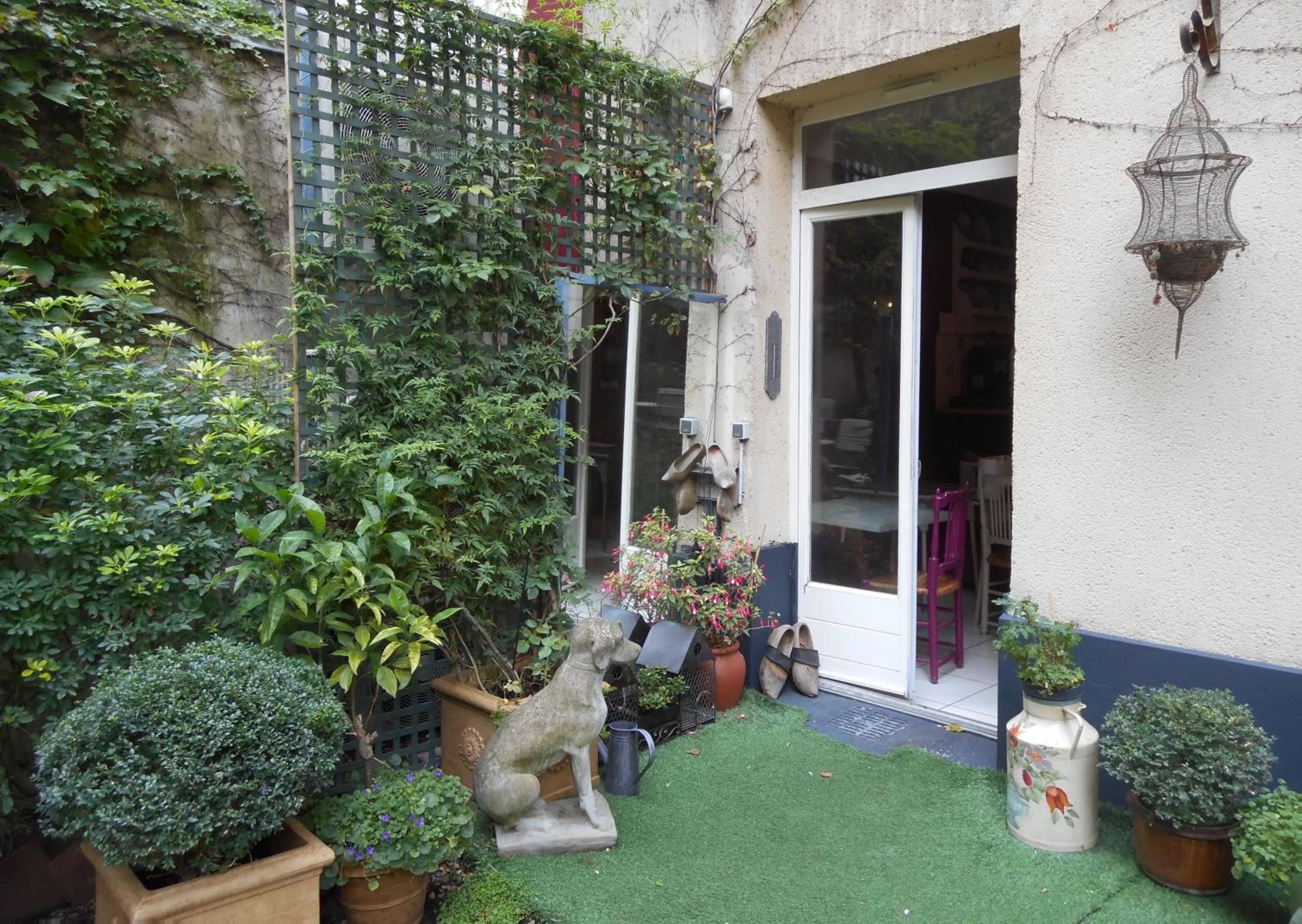 Patio in Hôtel de l'Avre