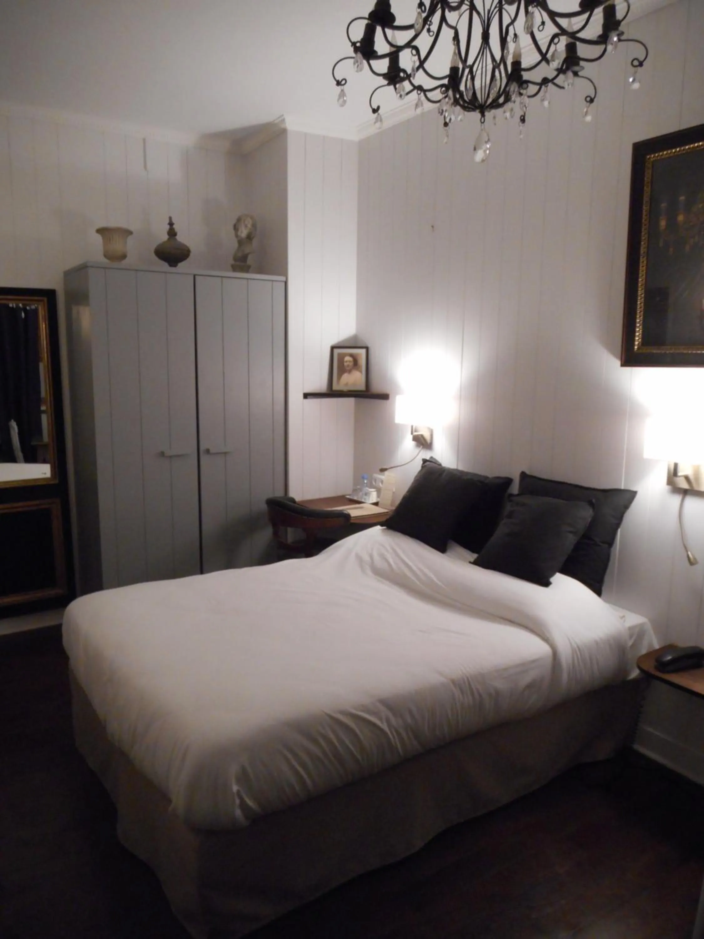 Bedroom, Bed in Hôtel de l'Avre