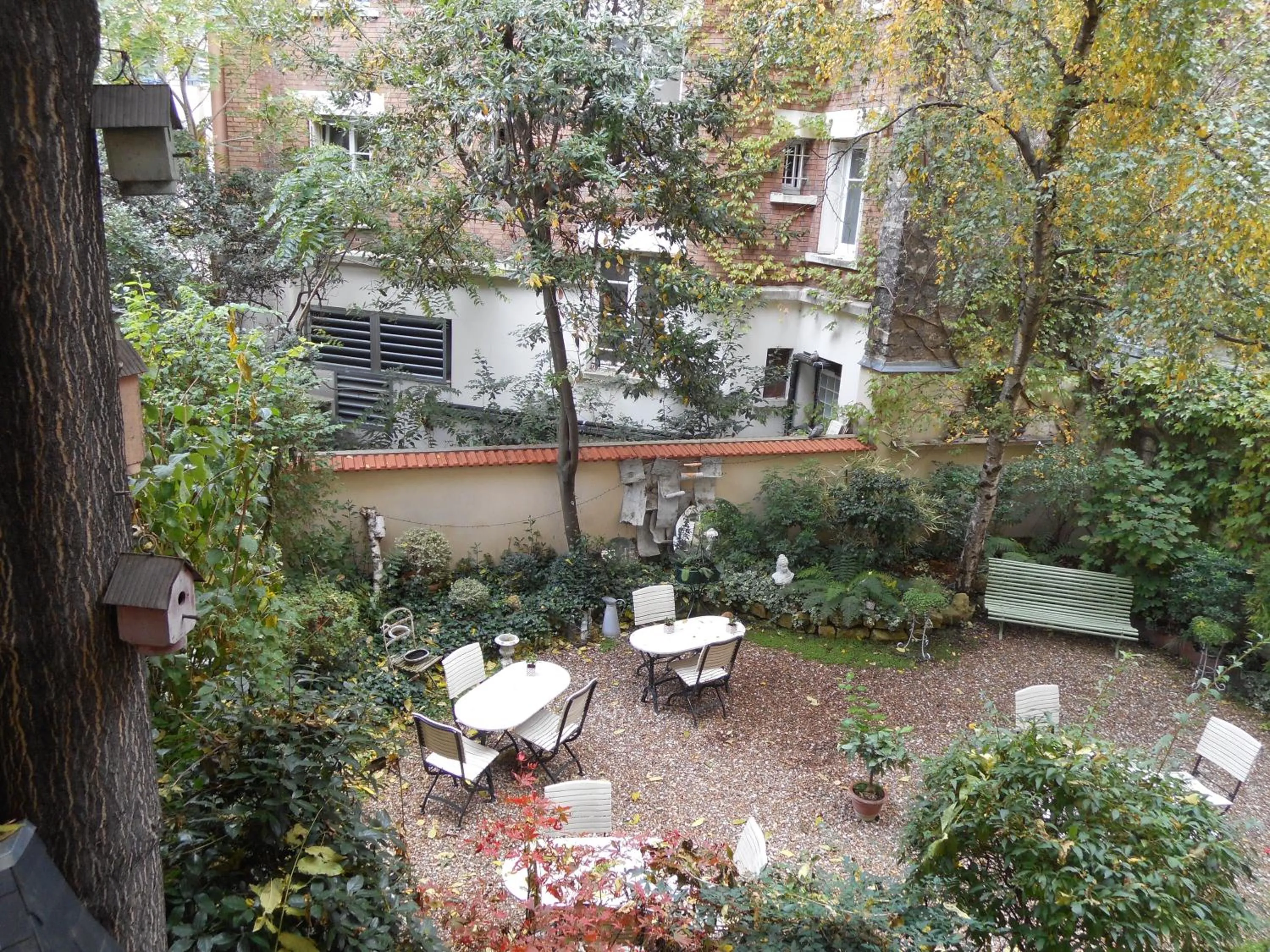 Patio in Hôtel de l'Avre