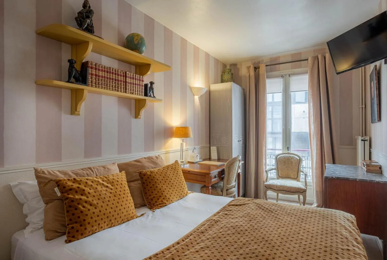 Bedroom, Bed in Hôtel de l'Avre