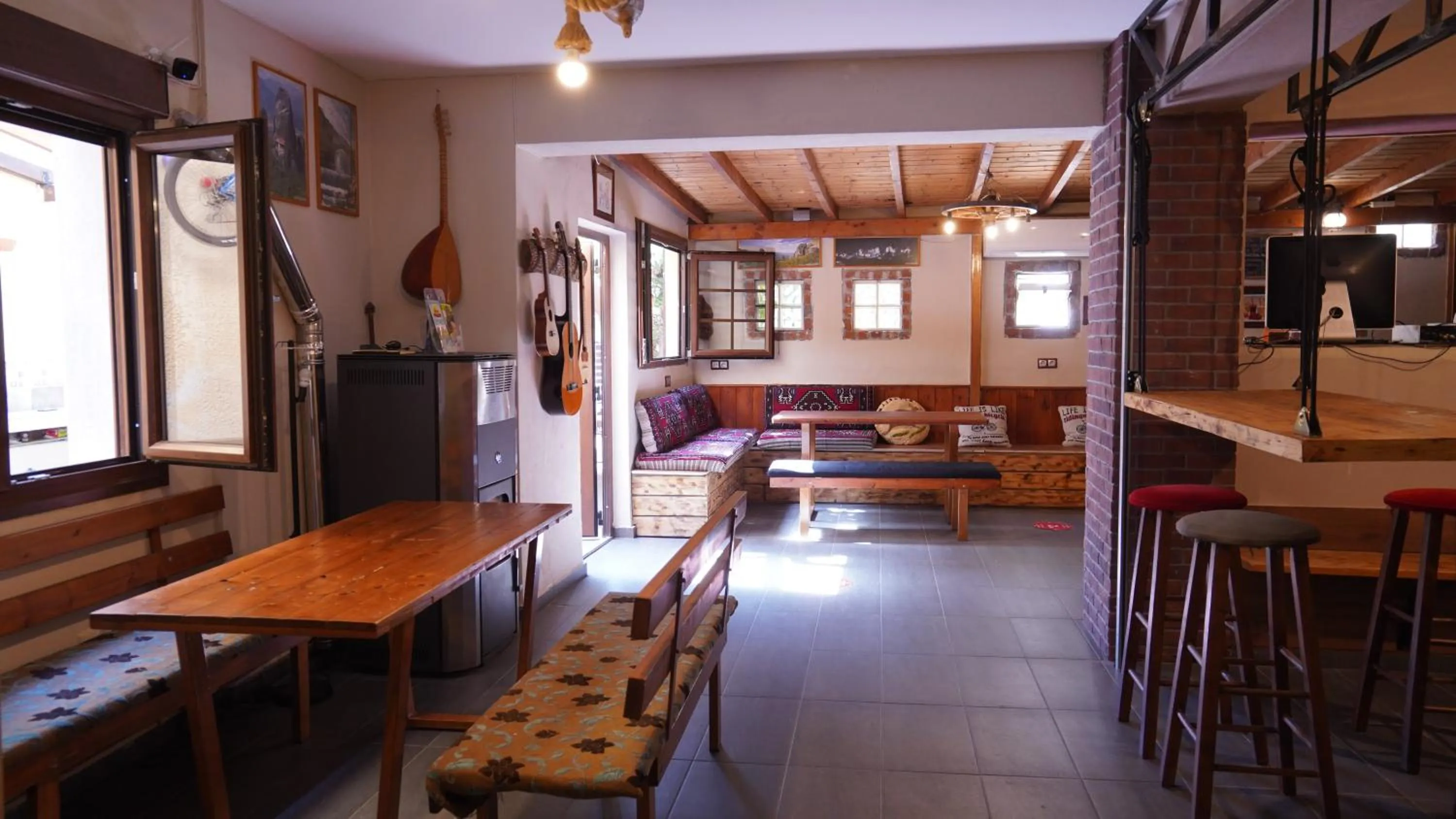 Communal lounge/ TV room in Studios Arabas