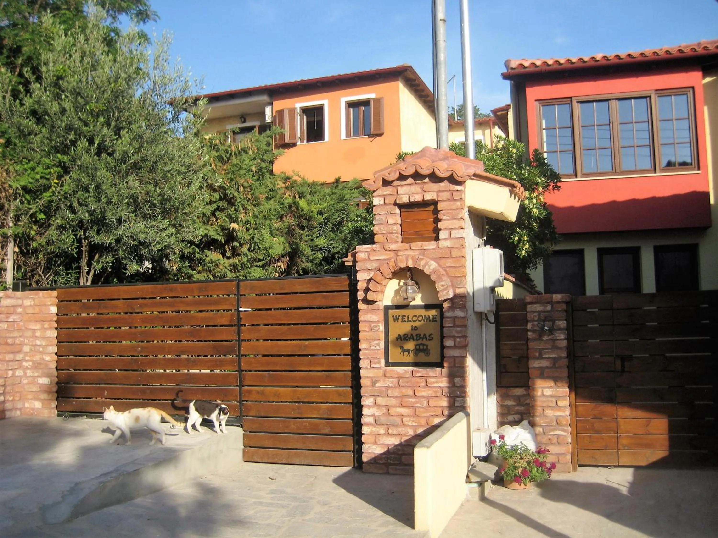 Facade/entrance in Studios Arabas