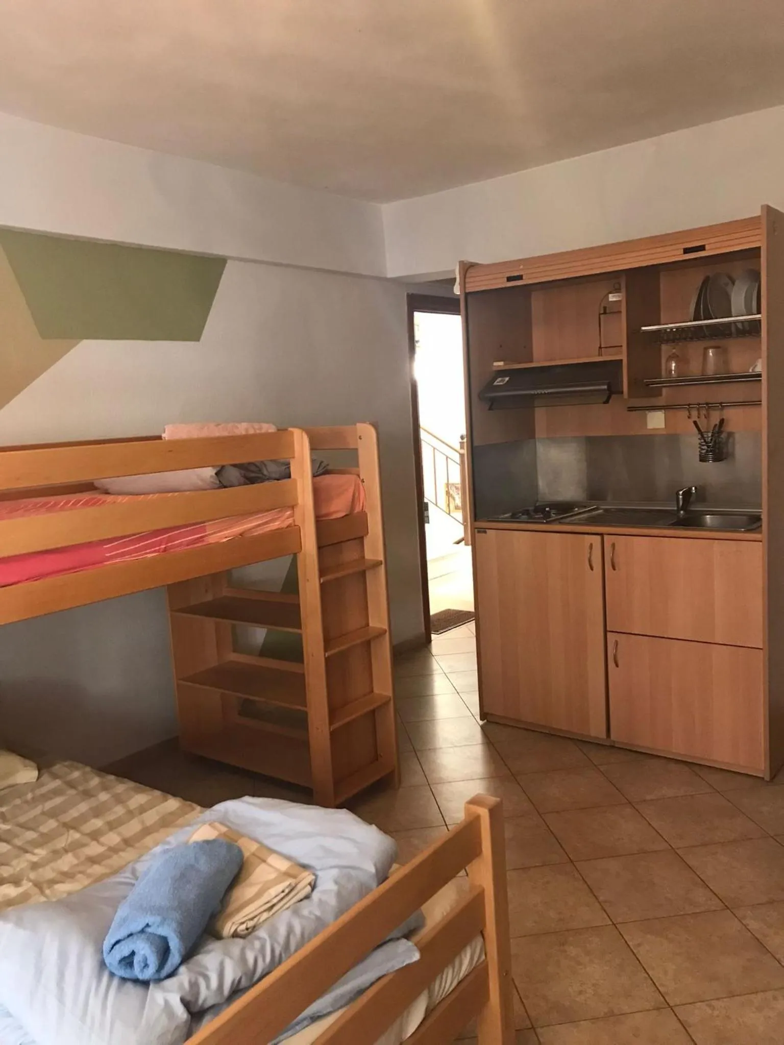 Kitchen or kitchenette, Bed in Studios Arabas