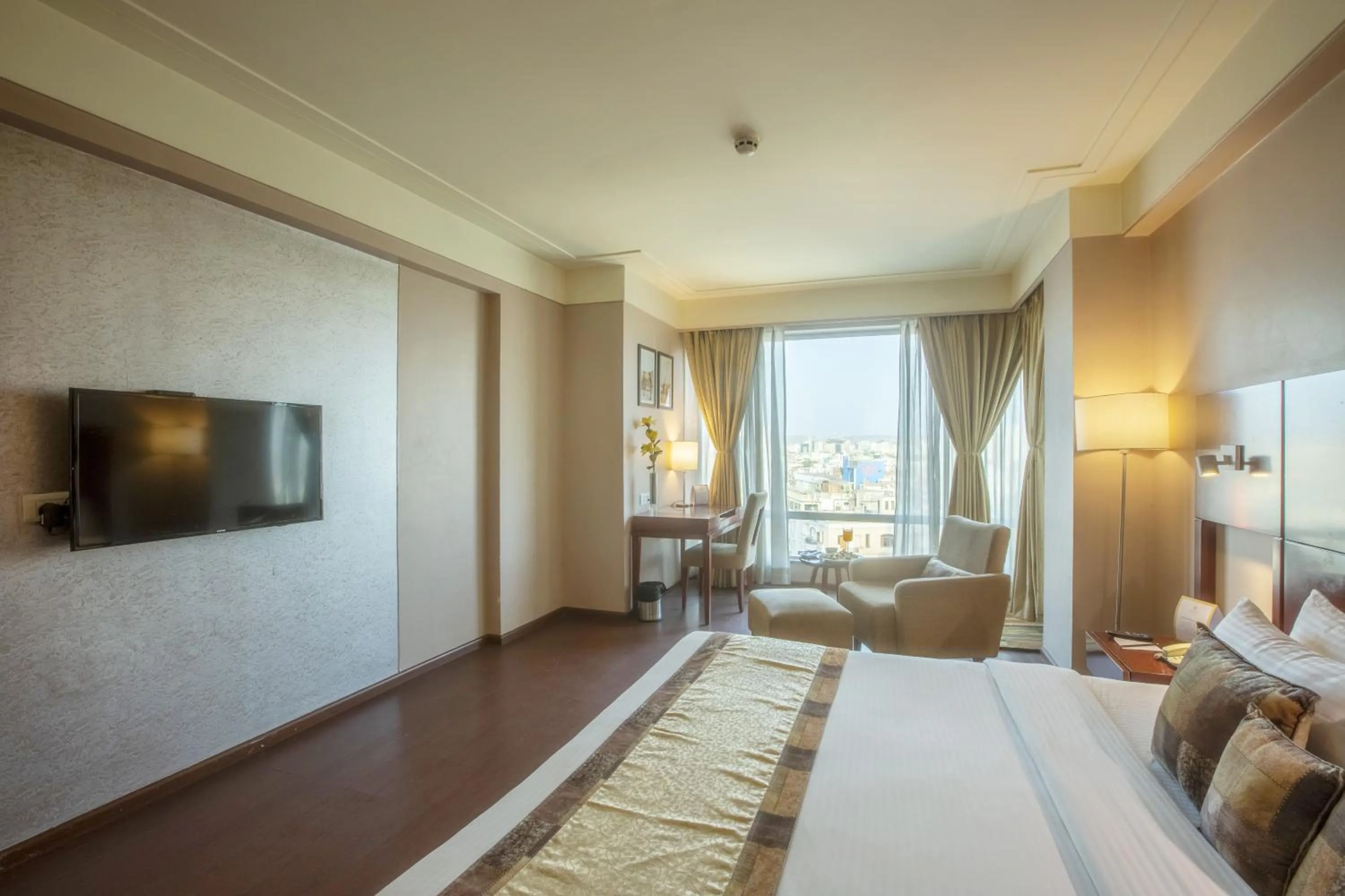 Communal lounge/ TV room, Bed in Vesta International