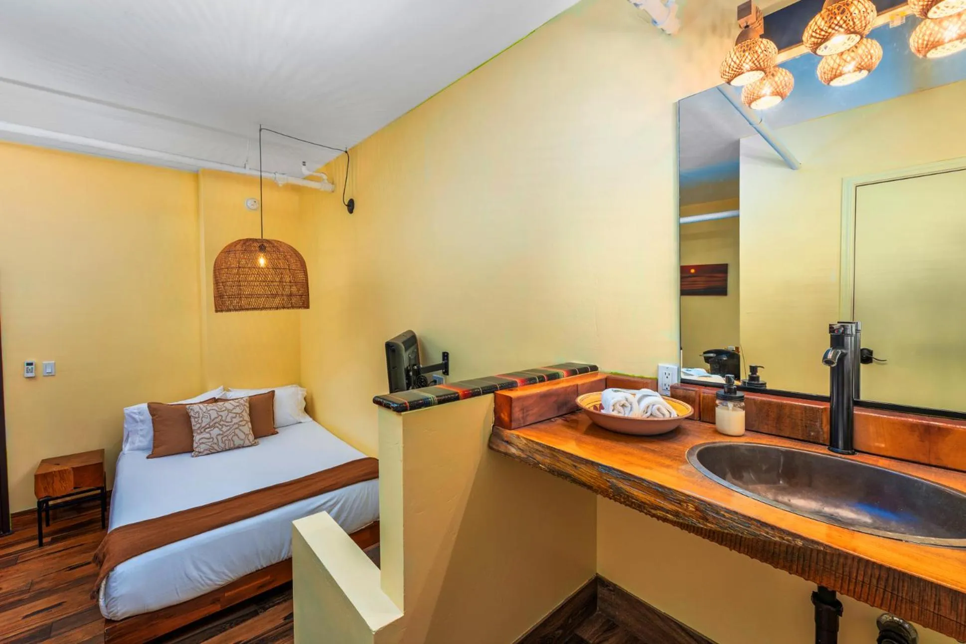 Photo of the whole room, Bed in Nomads Hotel