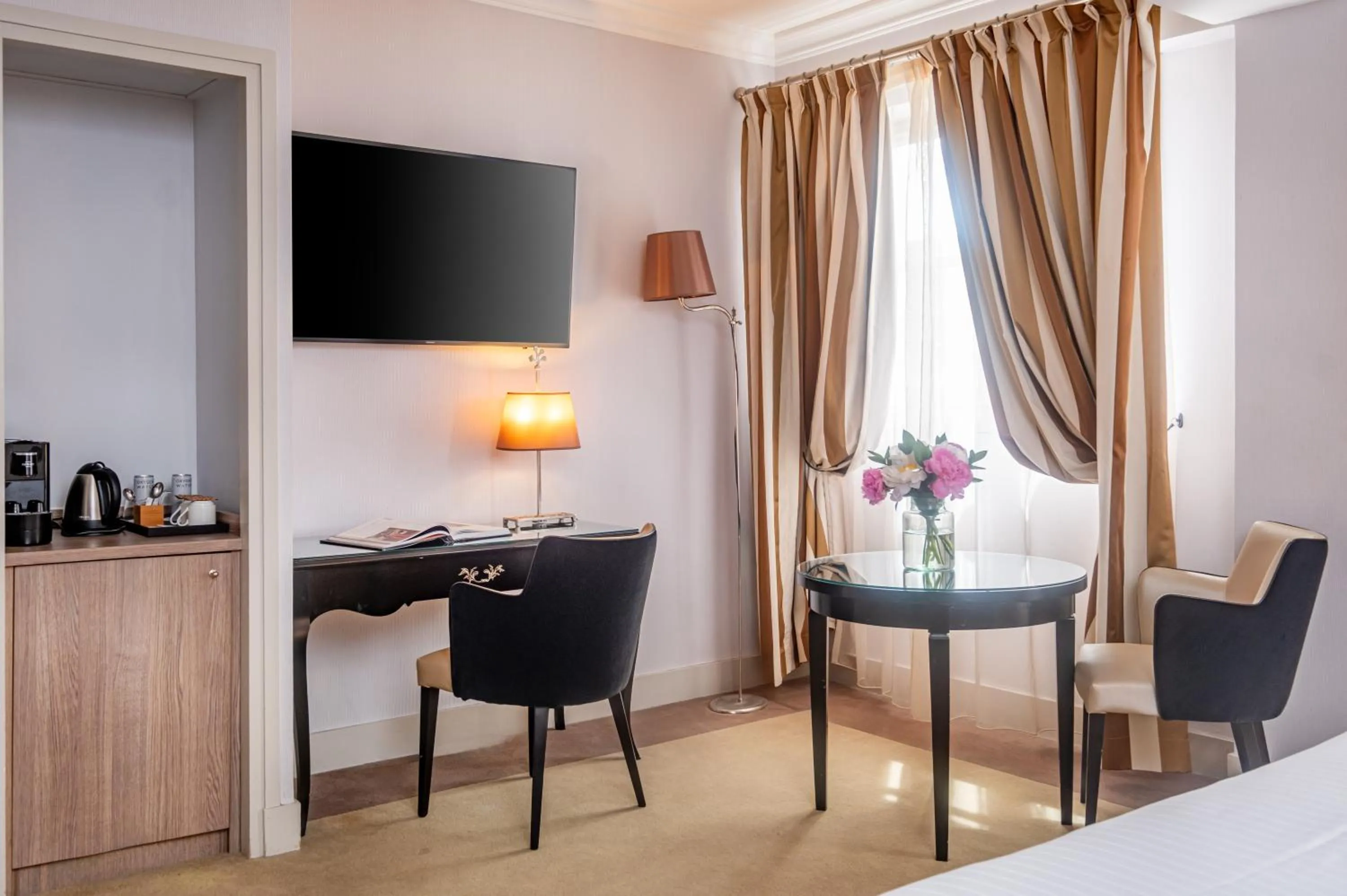 TV and multimedia in Château Belmont Tours by The Crest Collection