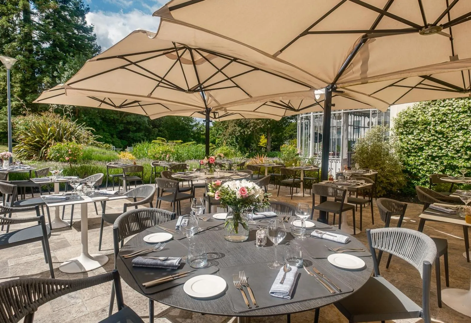 Restaurant/places to eat in Château Belmont Tours by The Crest Collection