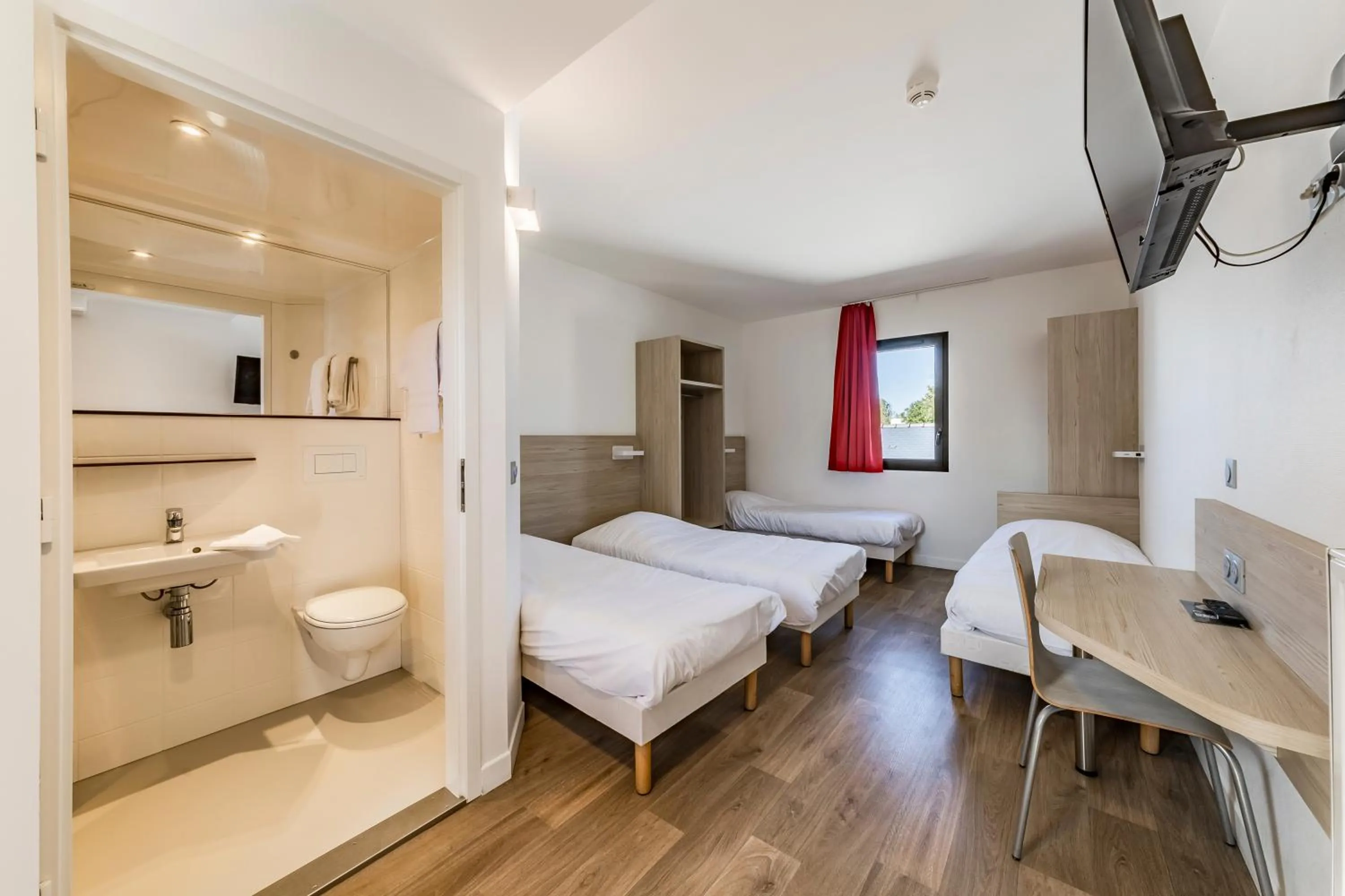 Toilet, Bed in Hotel du Parc - Chantepie