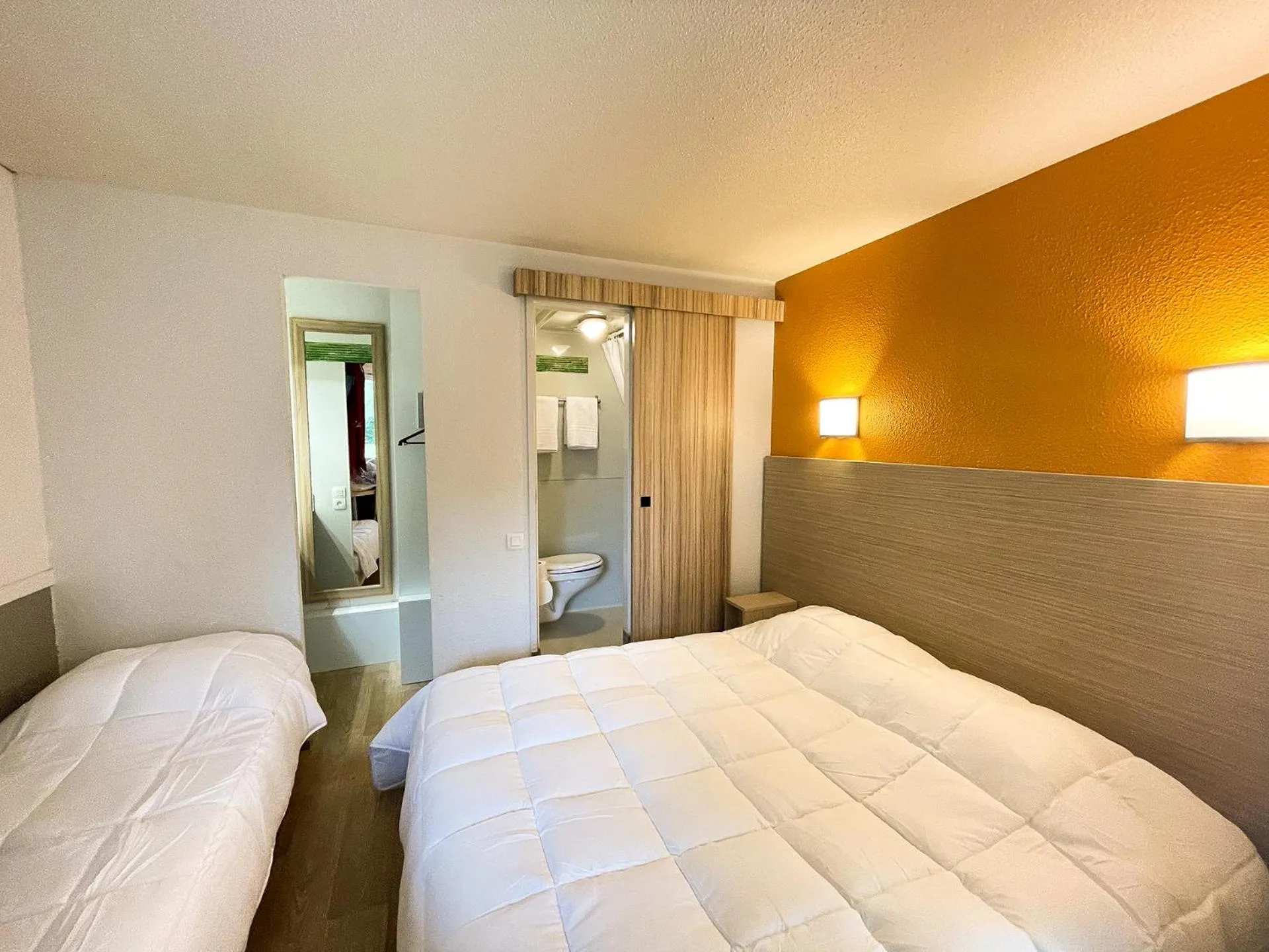 Bathroom, Bed in Hotel du Parc - Chantepie