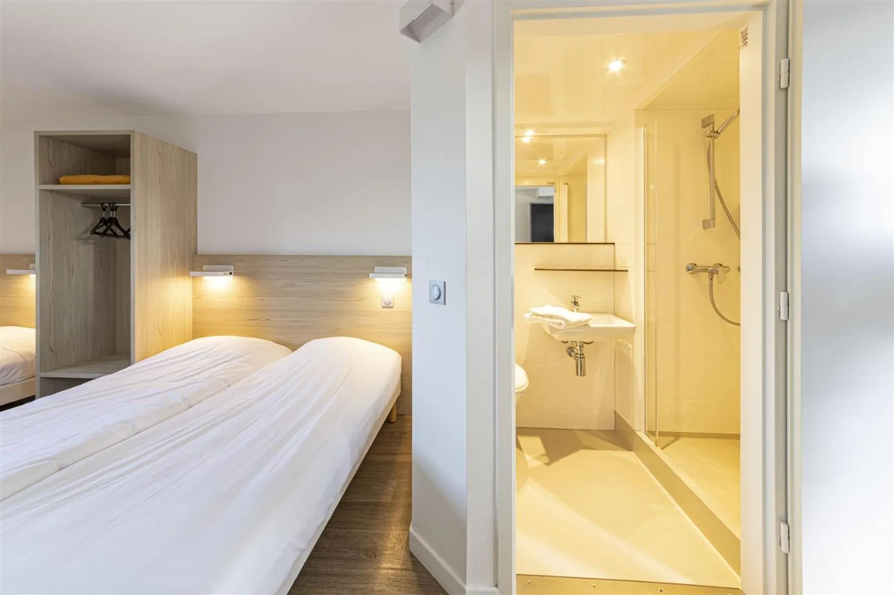 Shower, Bed in Hotel du Parc - Chantepie