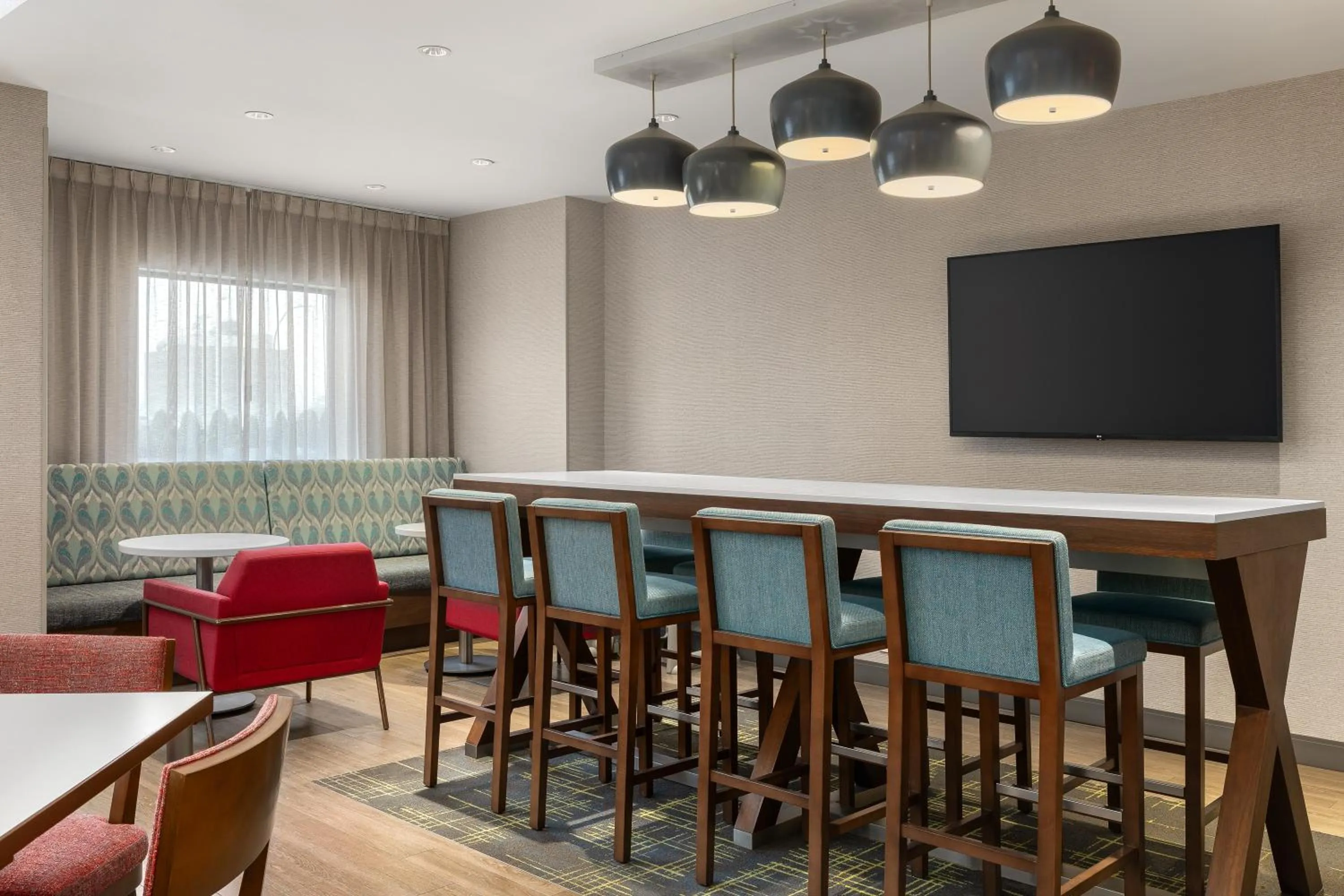 Seating area in Hampton Inn & Suites Montreal-Dorval