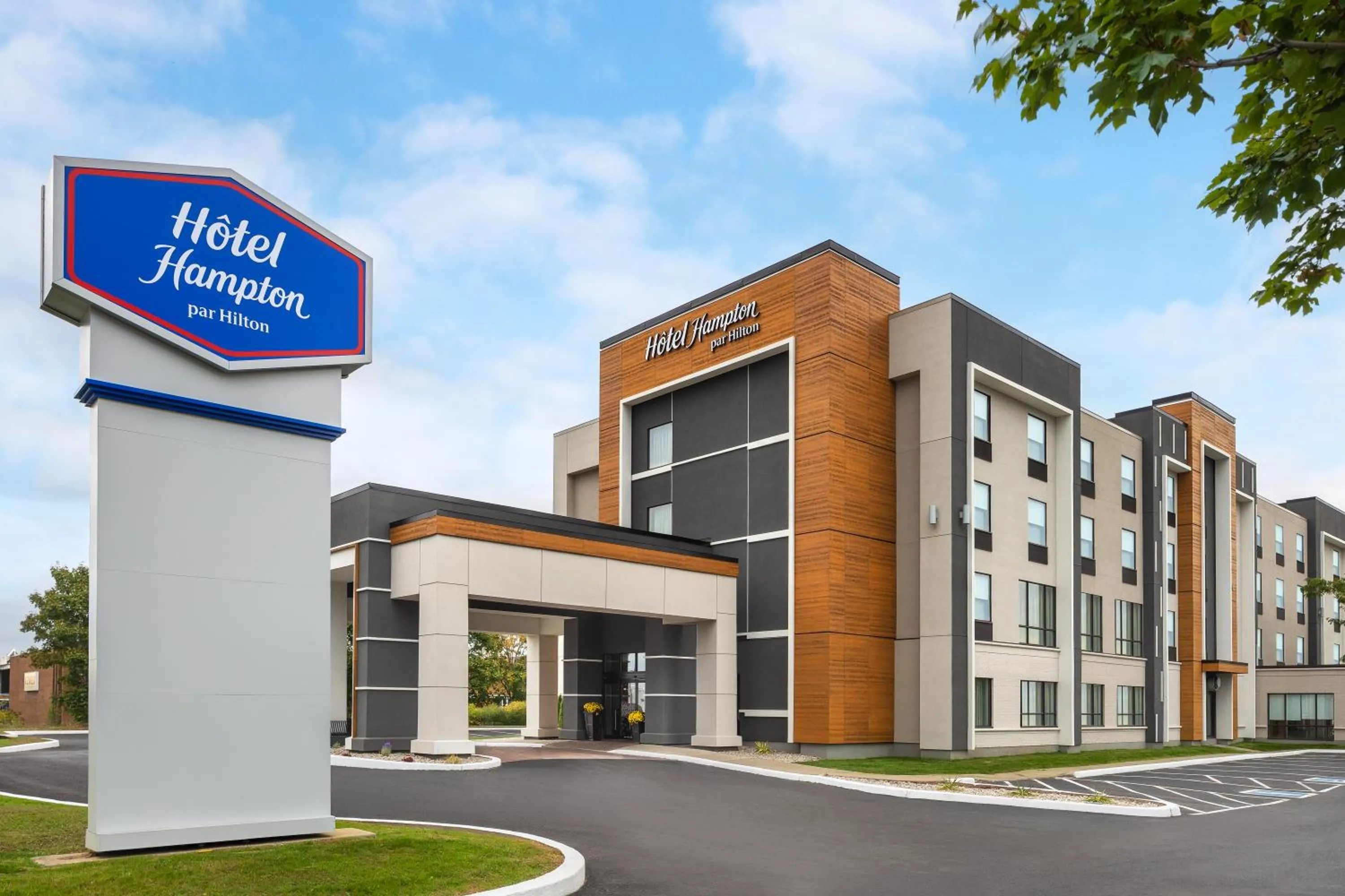 Property building in Hampton Inn & Suites Montreal-Dorval