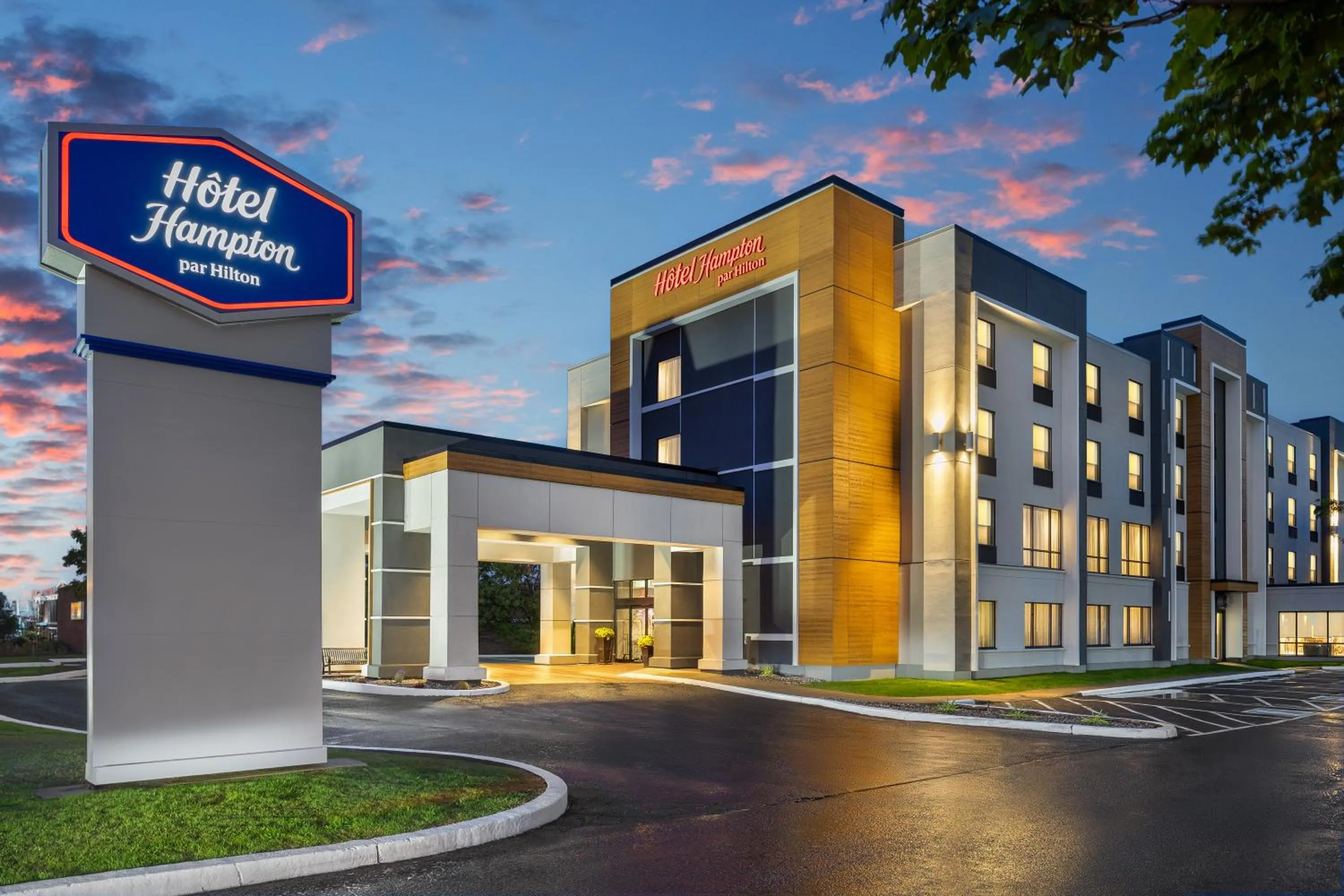 Property building in Hampton Inn & Suites Montreal-Dorval