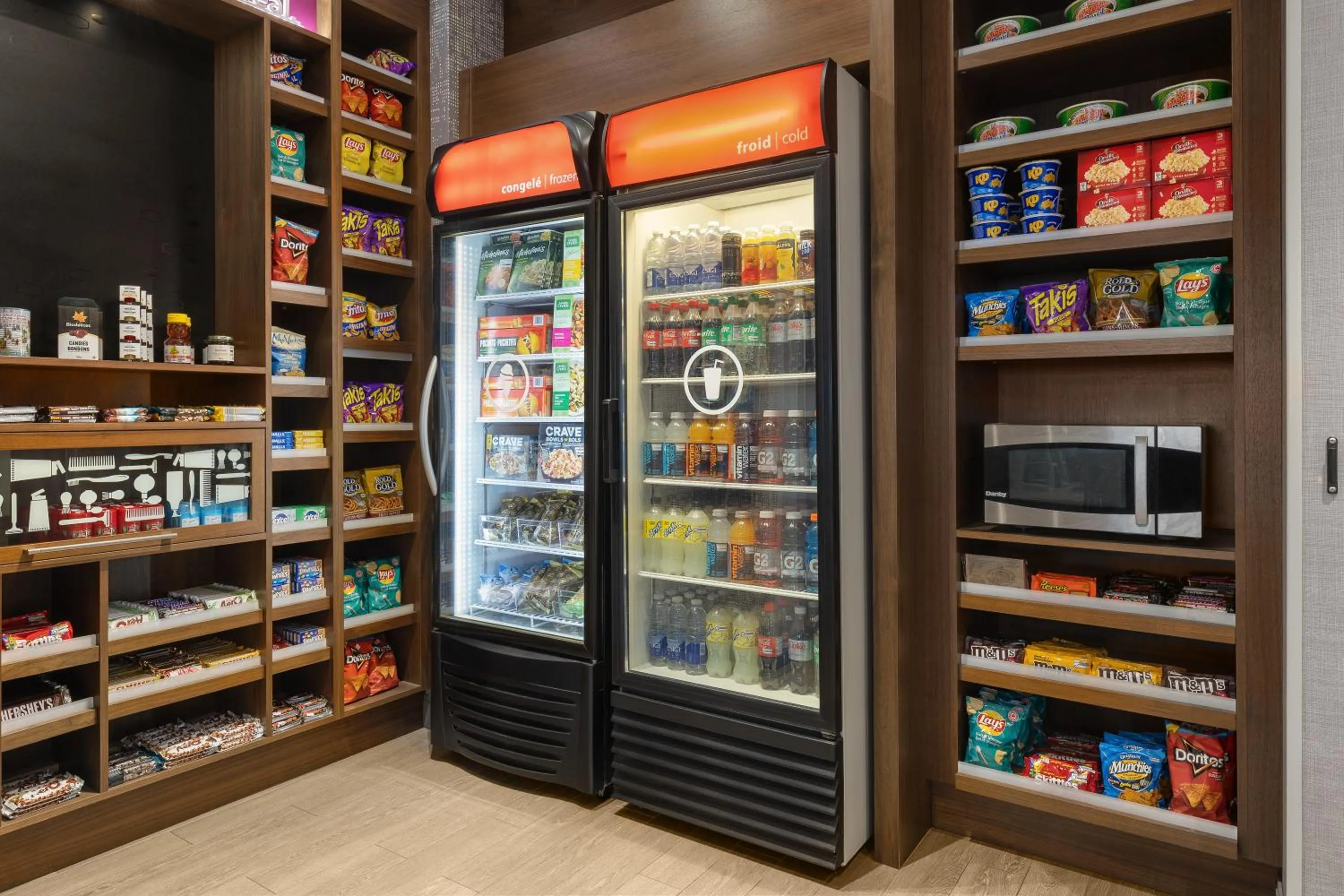 Food and drinks in Hampton Inn & Suites Montreal-Dorval