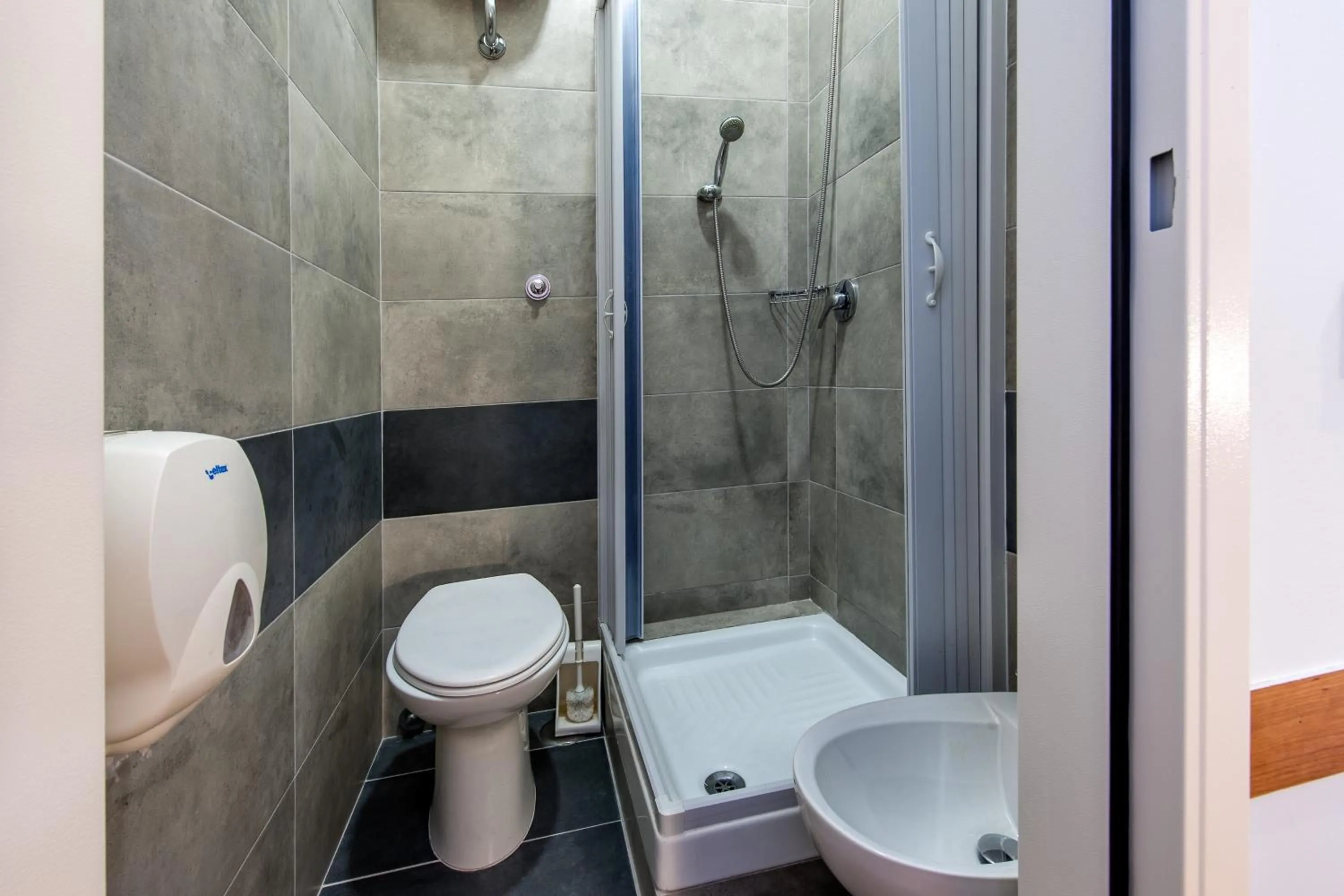 Shower in Alessandro A San Pietro Best Bed