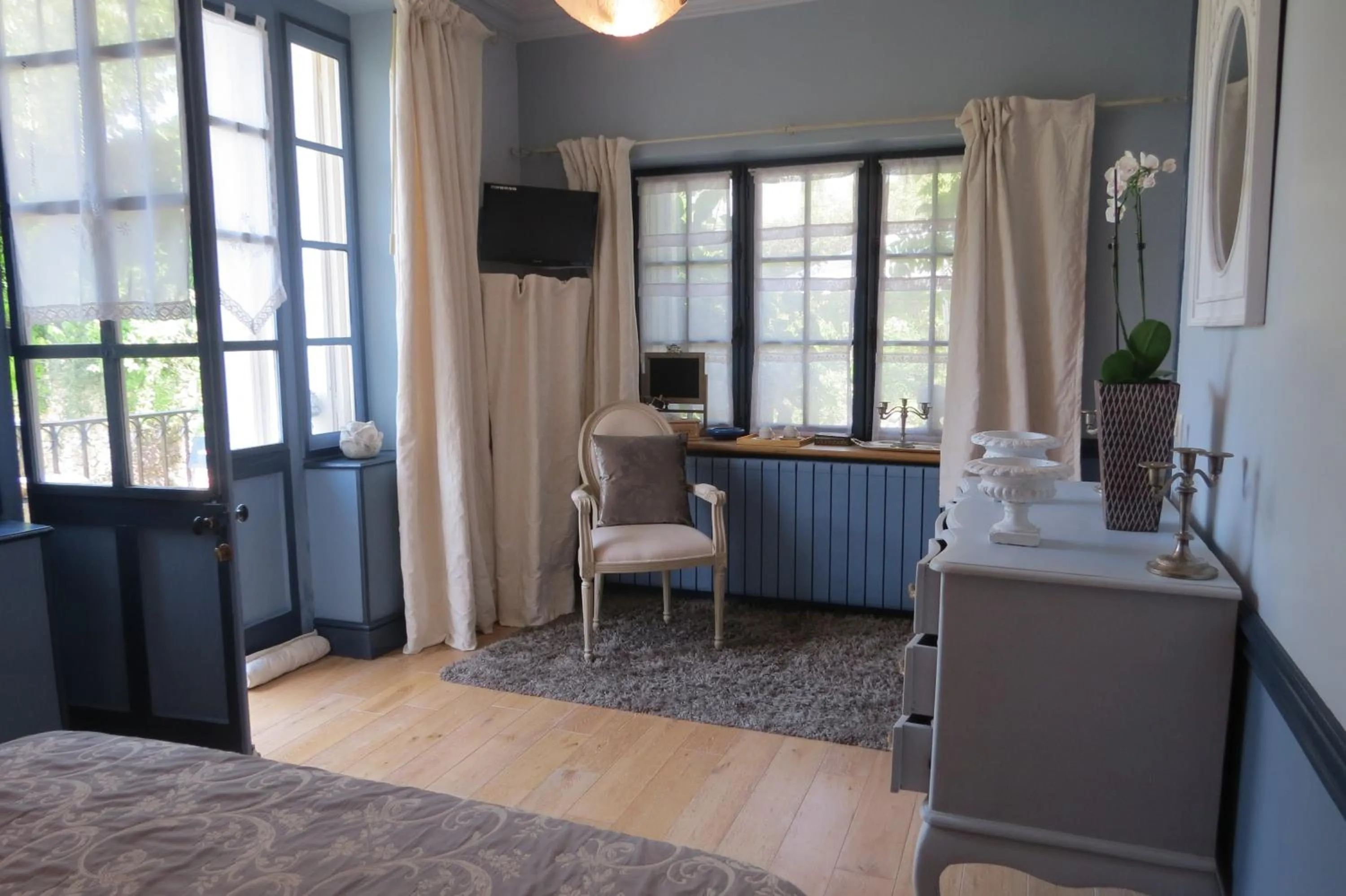 Decorative detail, Bed in Demeure d'Hôtes L'Hermitage