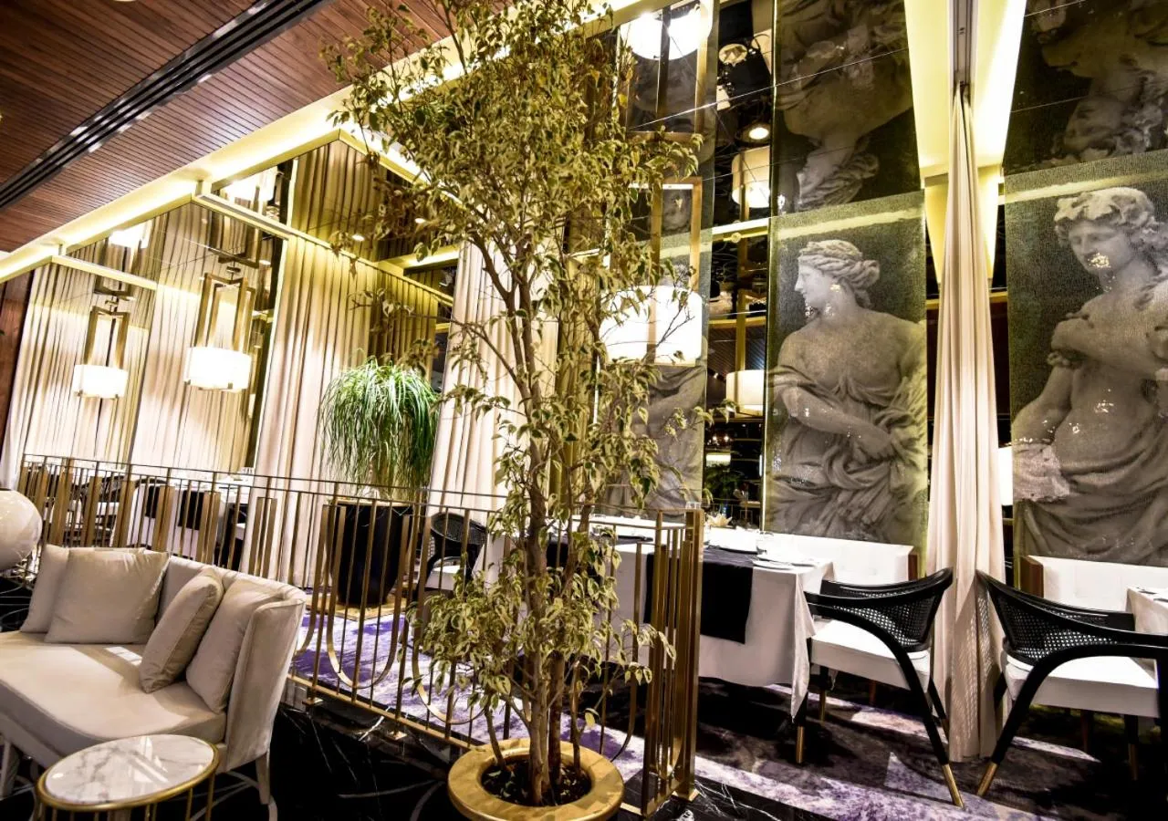 Restaurant/places to eat in Rocks Hotel & Casino