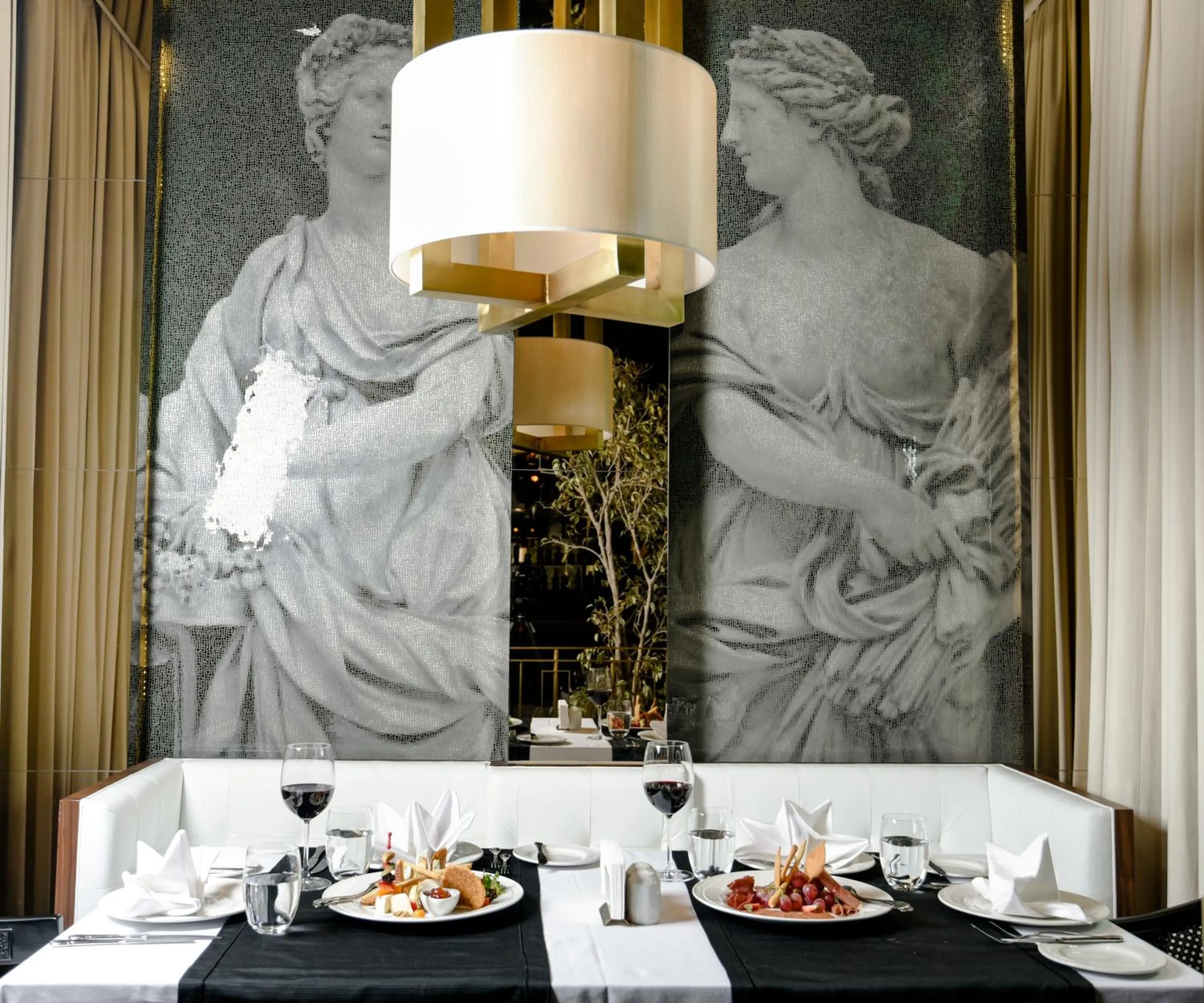 Restaurant/places to eat in Rocks Hotel & Casino