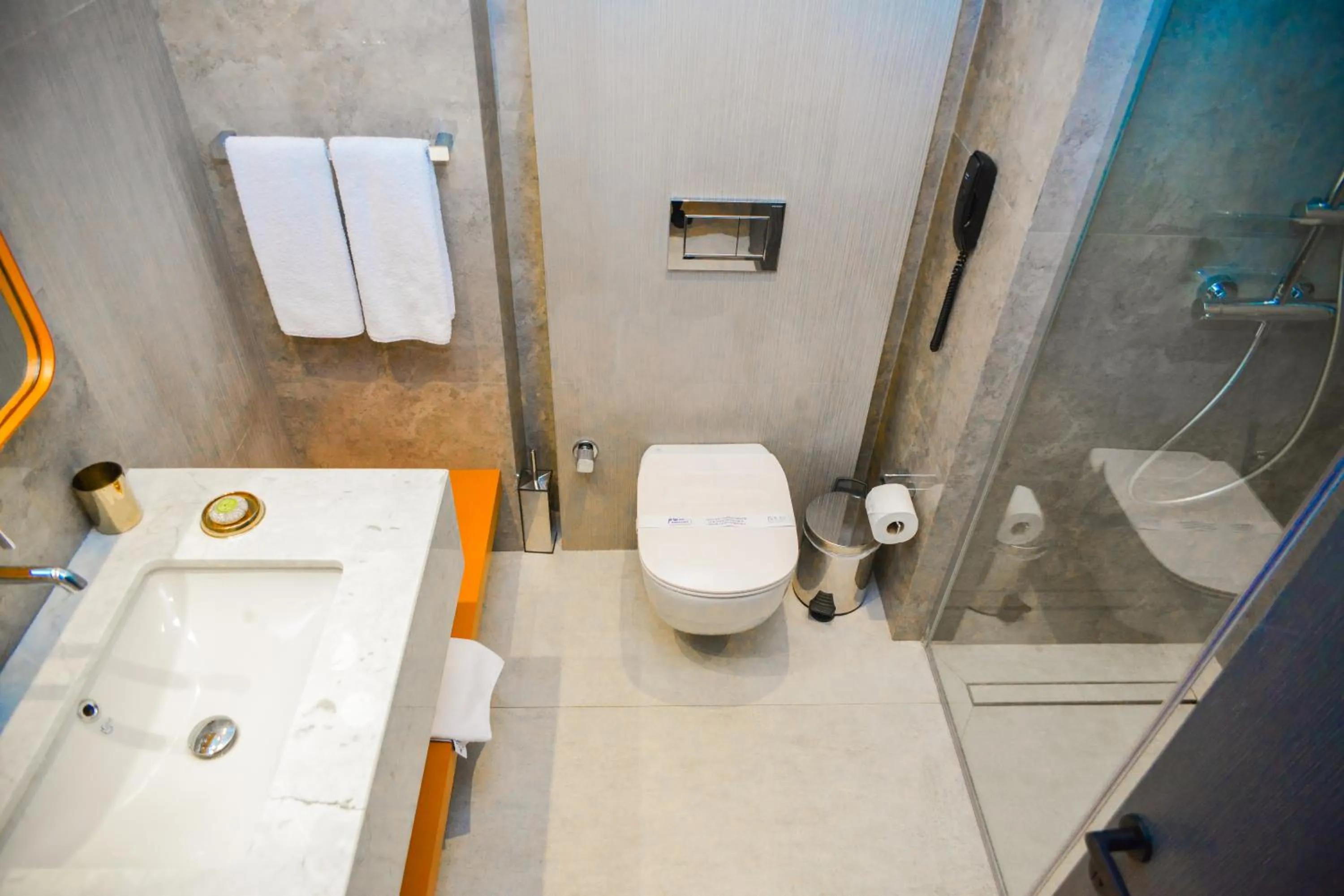 Shower in Rocks Hotel & Casino