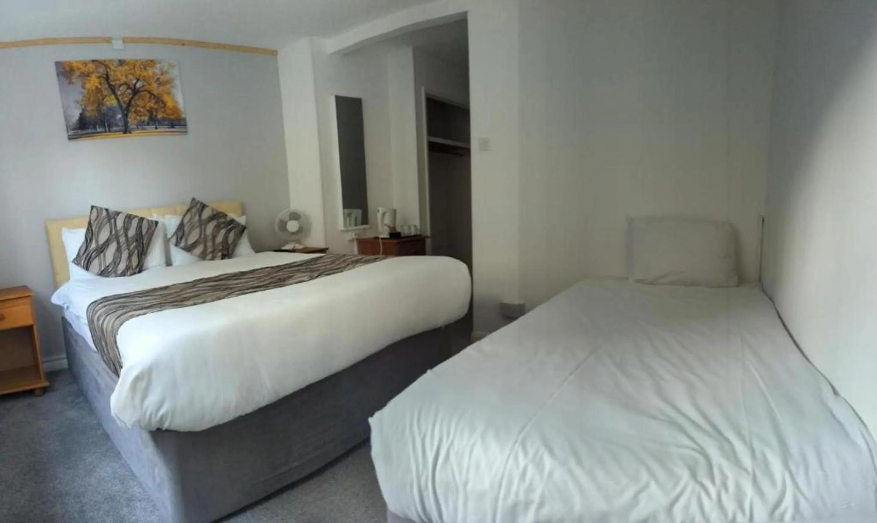 Photo of the whole room, Bed in Mayfair Hotel - Isle Of Wight