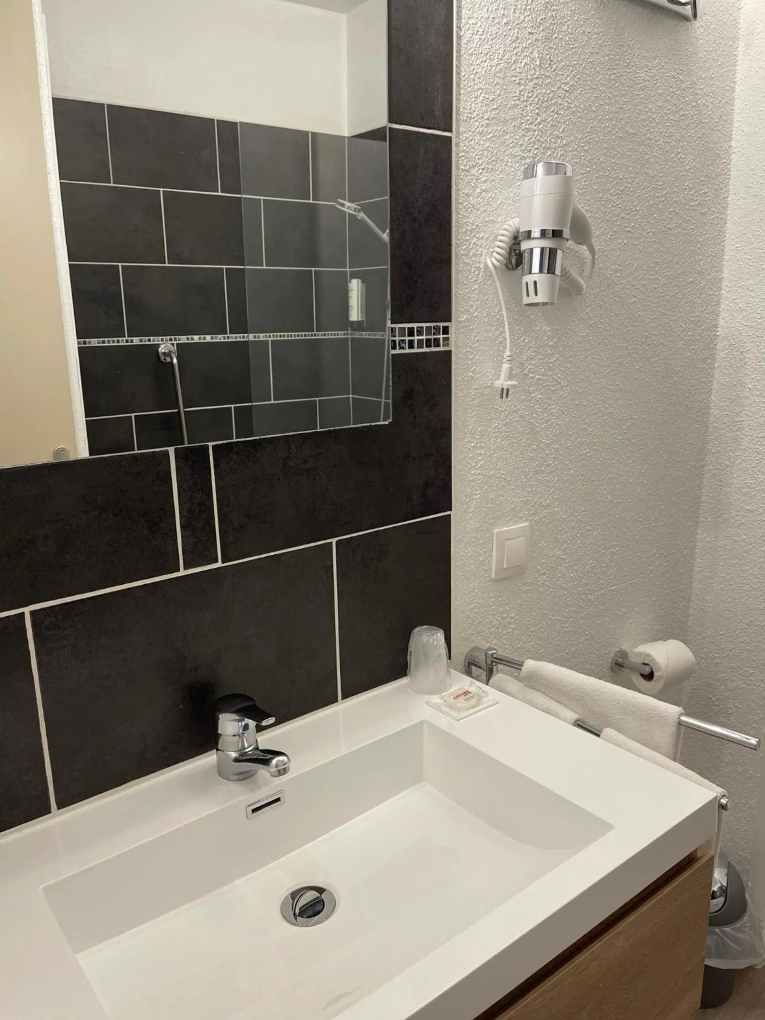 Bathroom in "Contact Hôtel" Le Saint Rémy - Chalon Sud