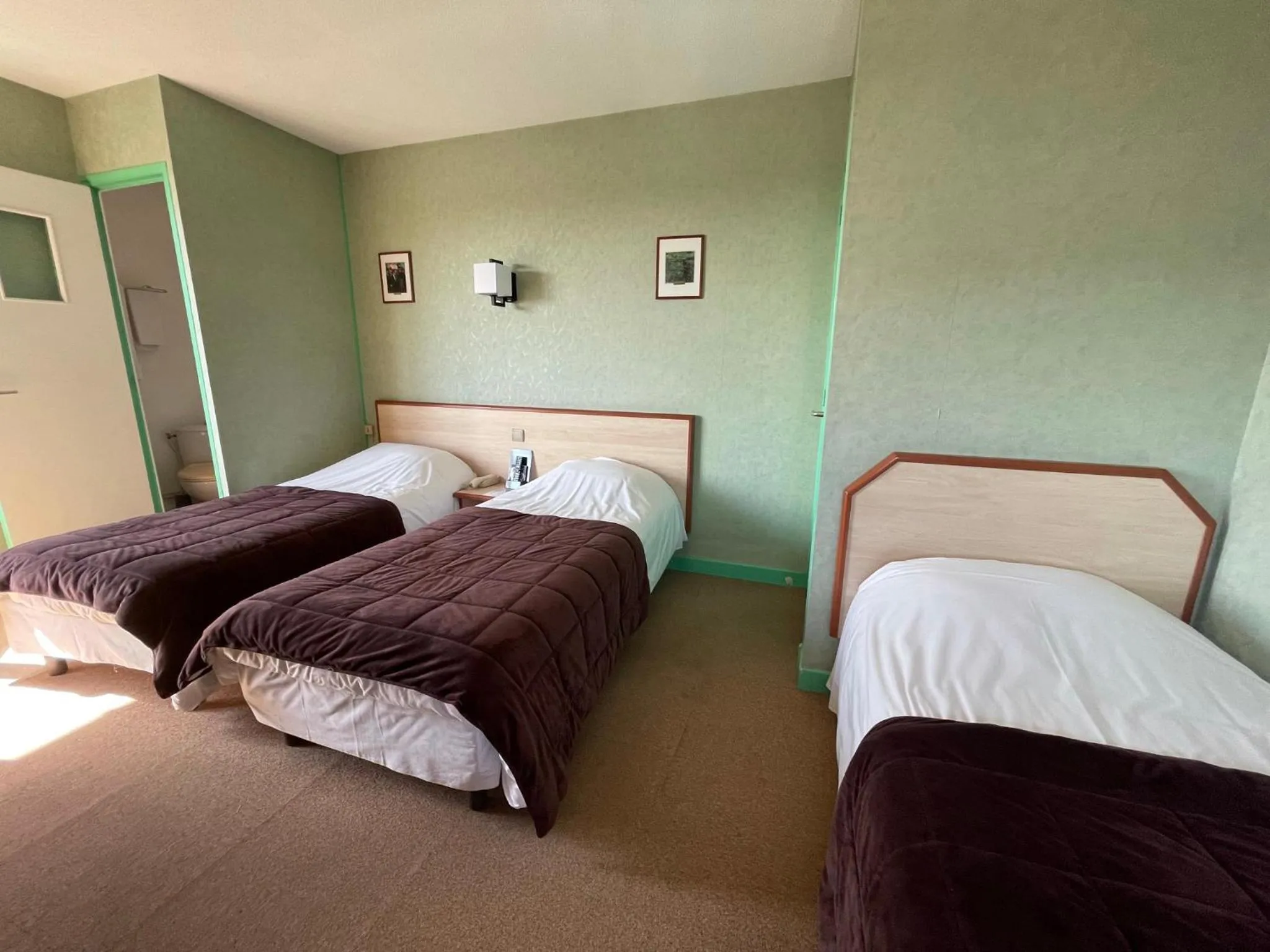 Bed in "Contact Hôtel" Le Saint Rémy - Chalon Sud