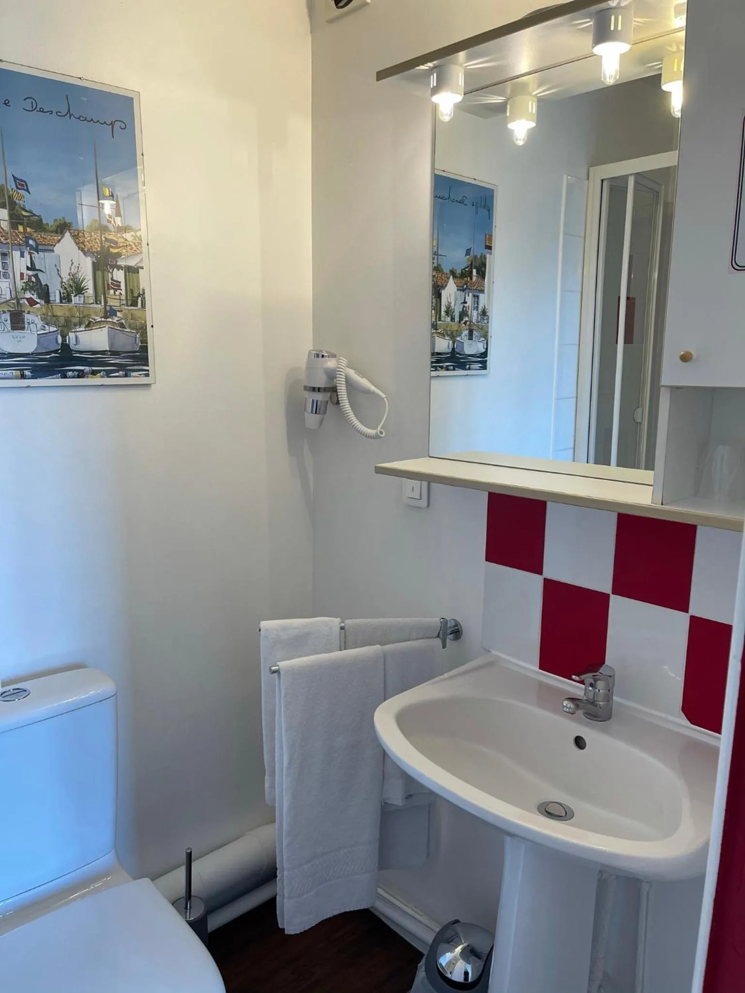 Bathroom in "Contact Hôtel" Le Saint Rémy - Chalon Sud