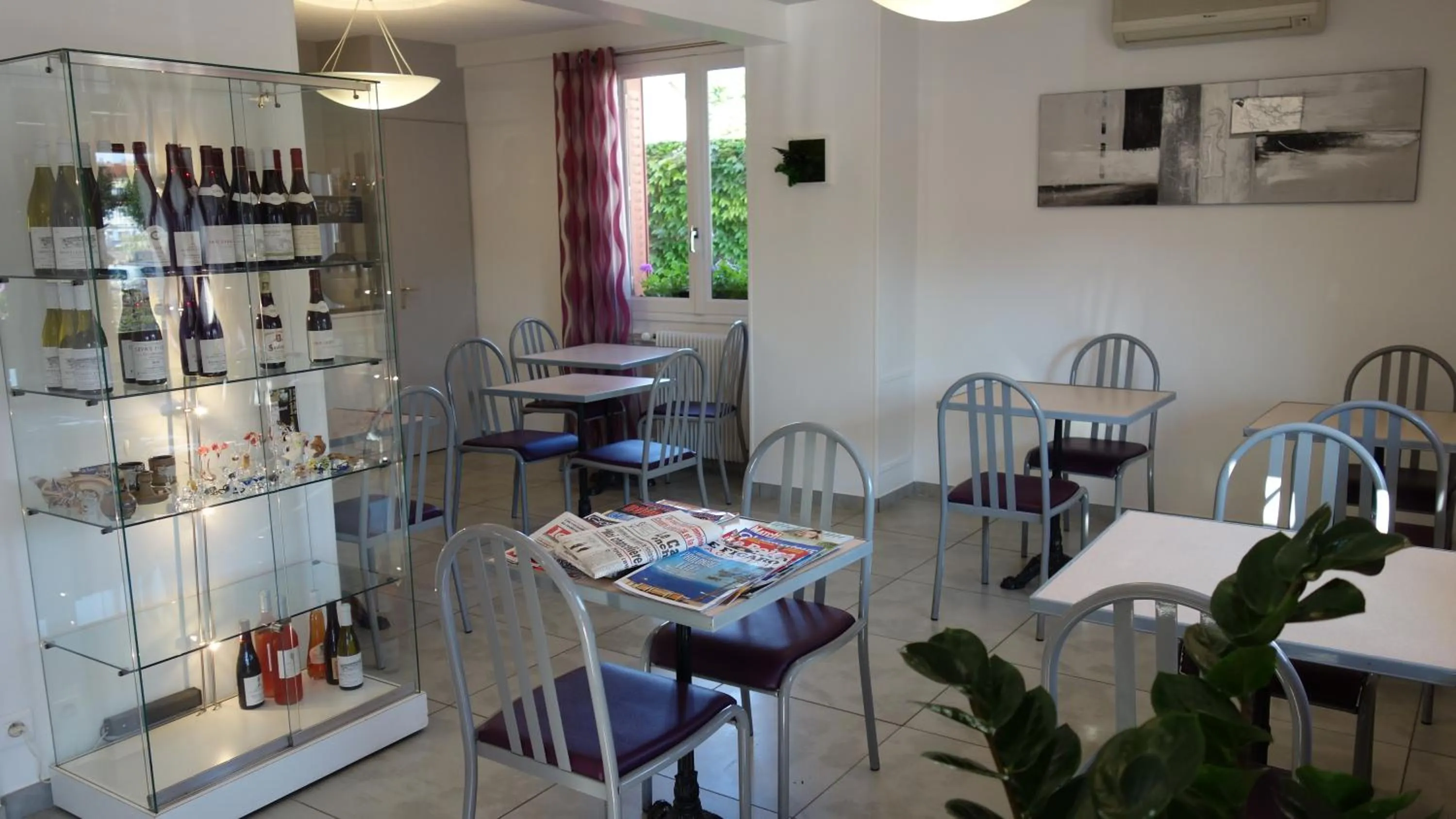 Continental breakfast in "Contact Hôtel" Le Saint Rémy - Chalon Sud