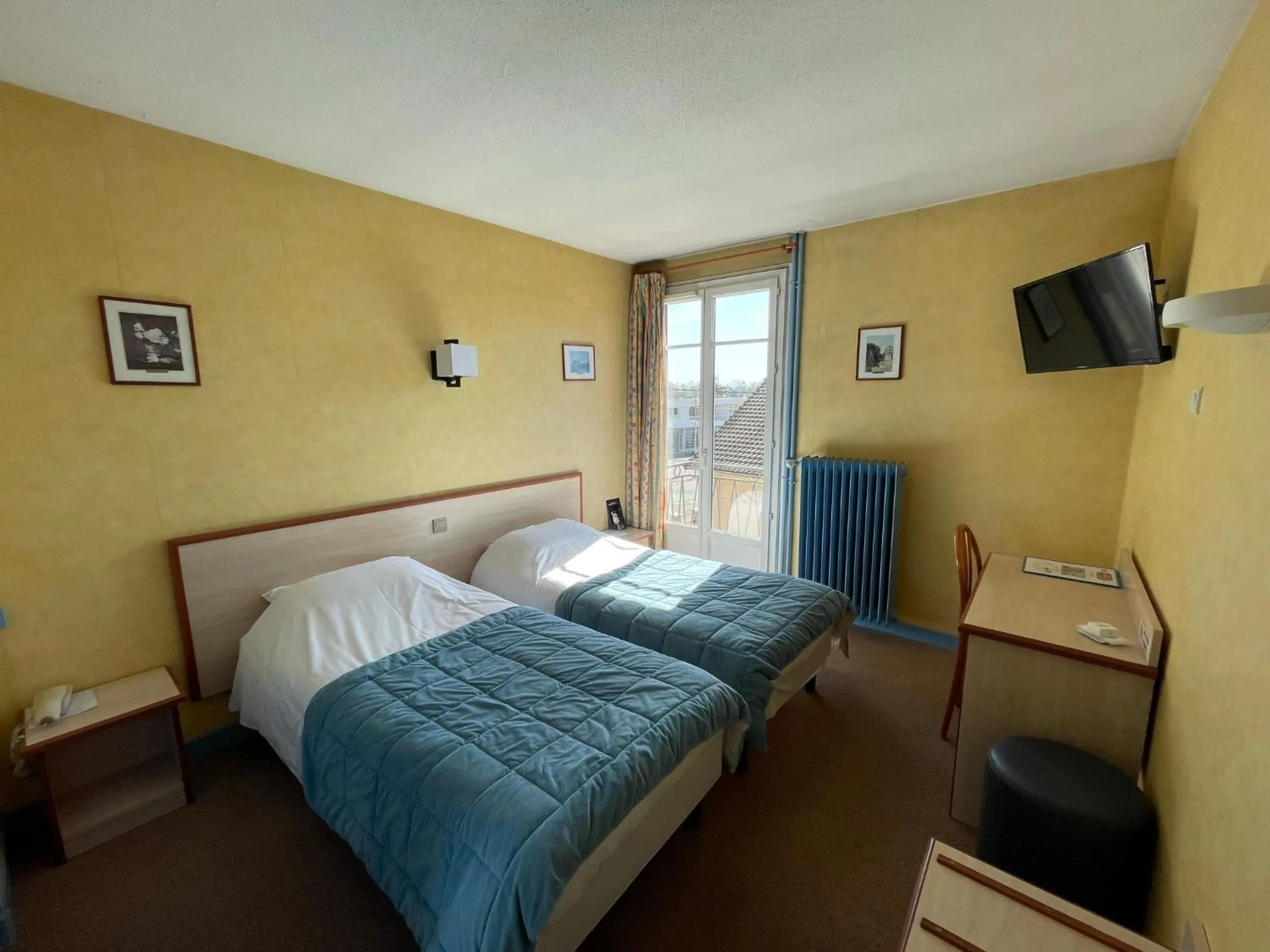 Photo of the whole room, Bed in "Contact Hôtel" Le Saint Rémy - Chalon Sud