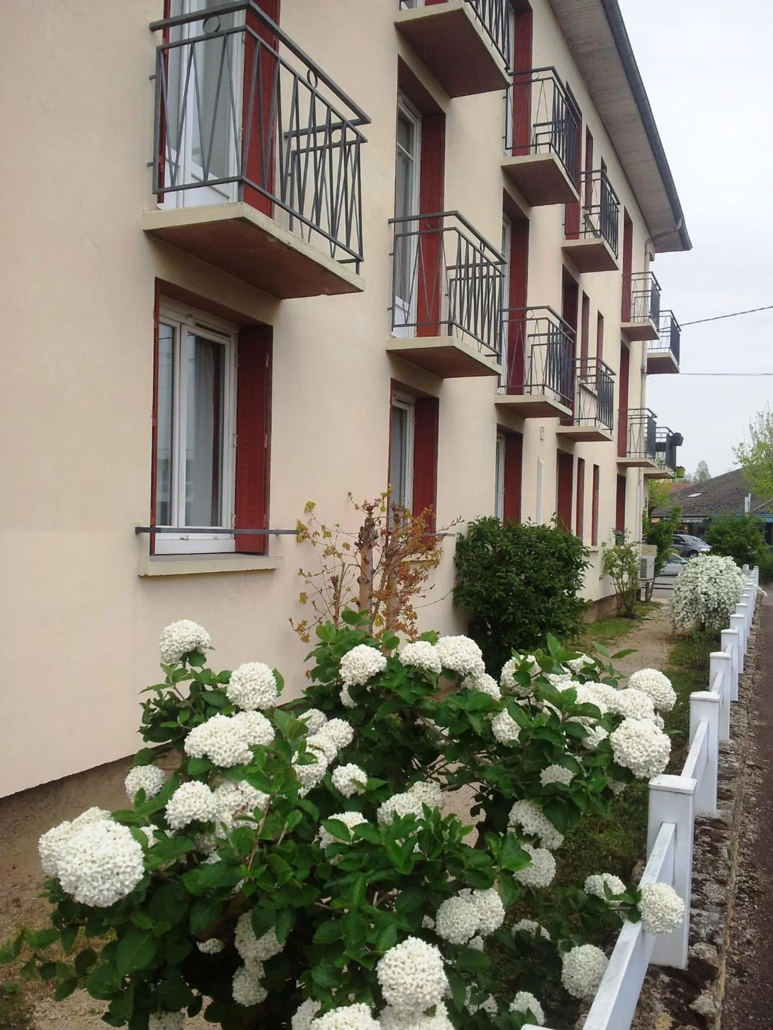 Patio in "Contact Hôtel" Le Saint Rémy - Chalon Sud