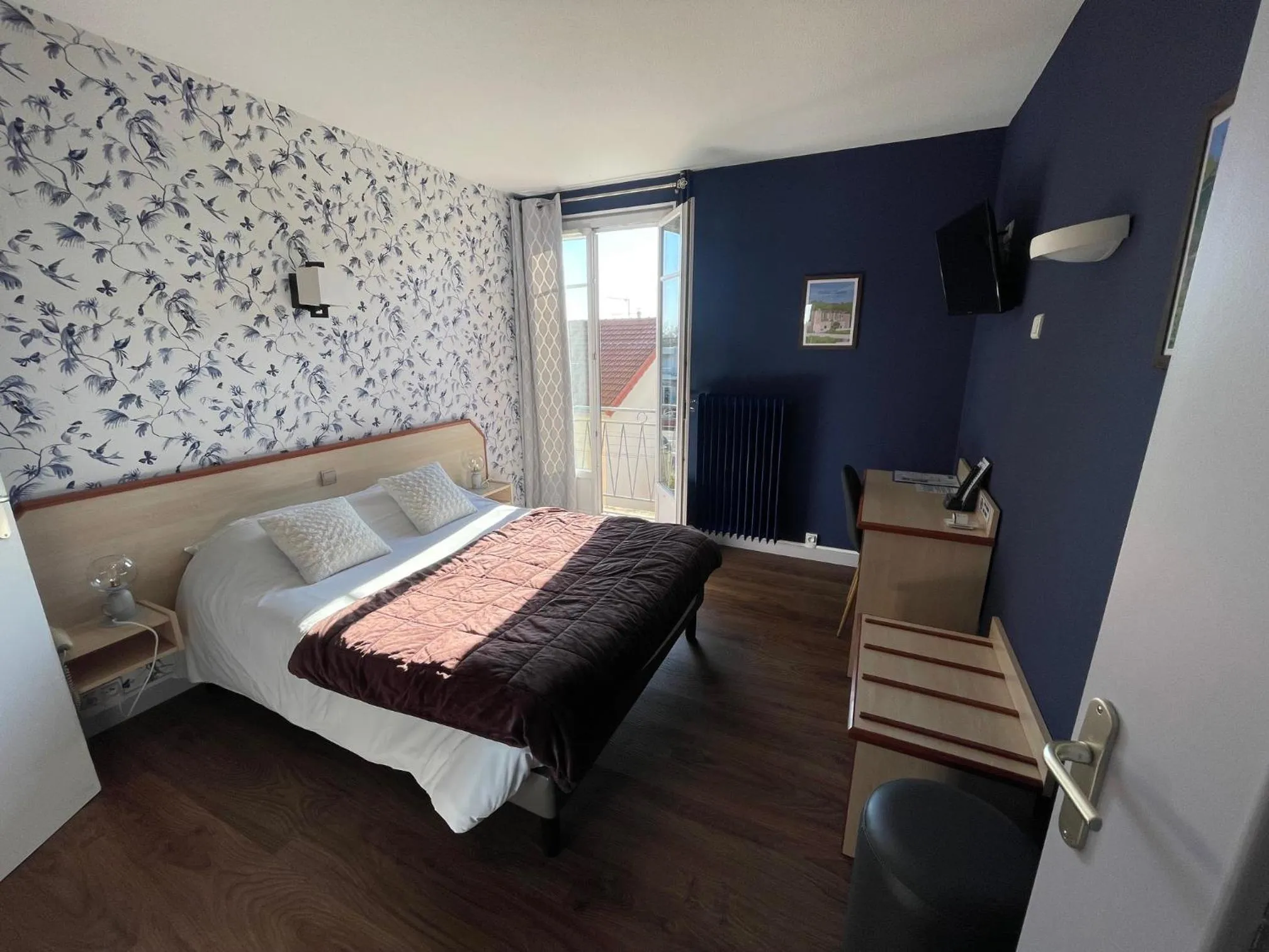 Photo of the whole room, Bed in "Contact Hôtel" Le Saint Rémy - Chalon Sud