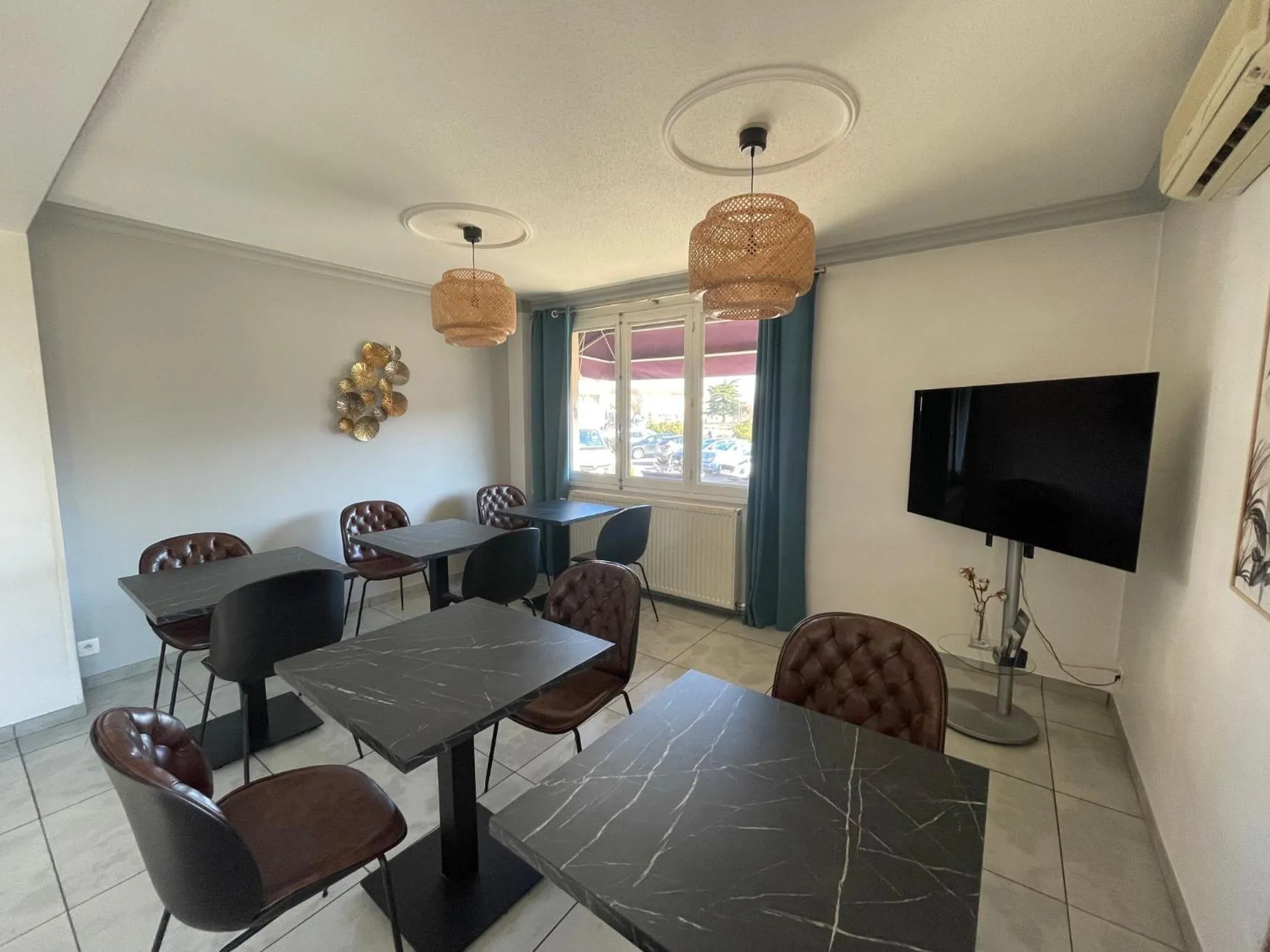 Lounge or bar in "Contact Hôtel" Le Saint Rémy - Chalon Sud