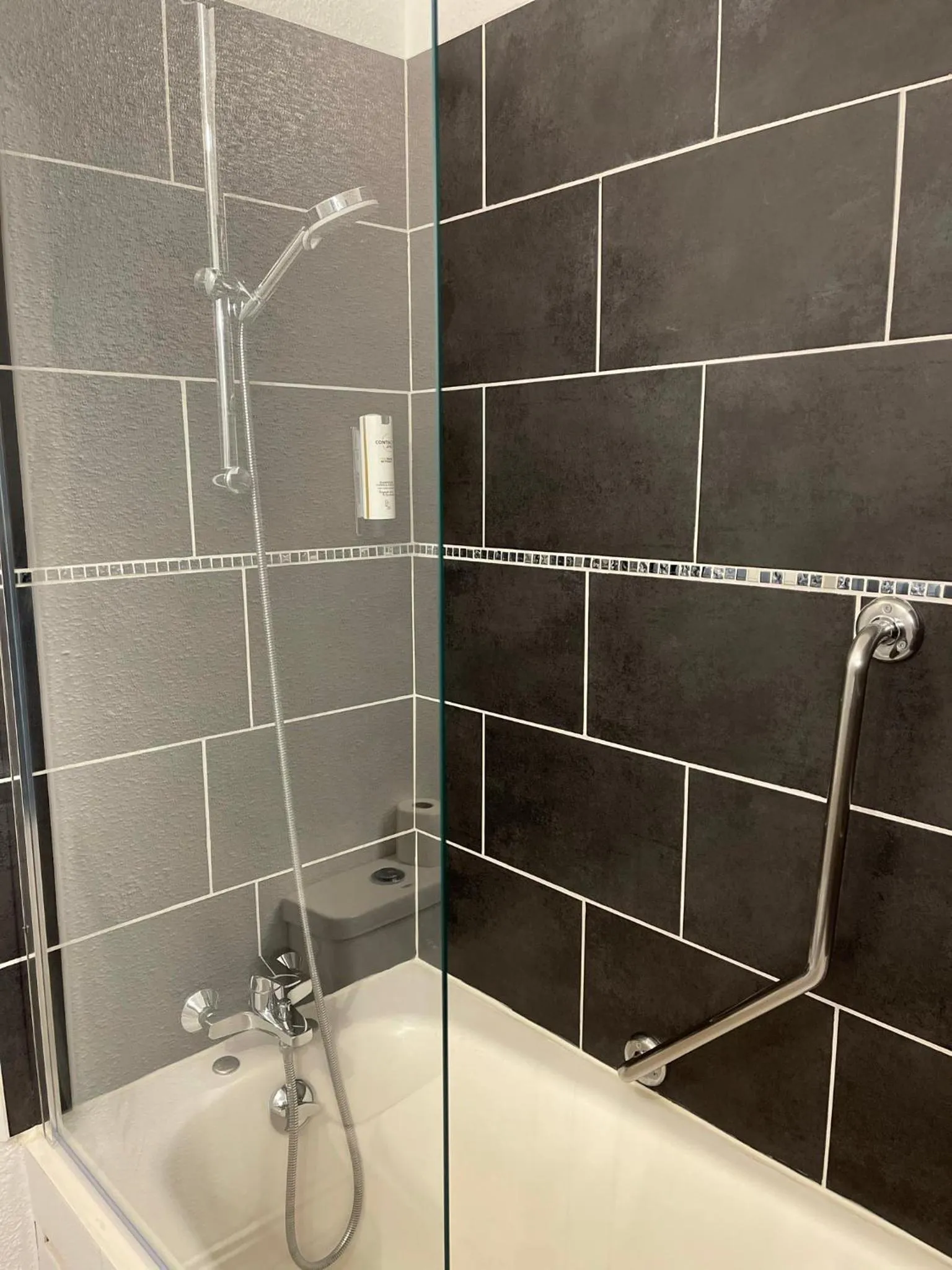 Bathroom in "Contact Hôtel" Le Saint Rémy - Chalon Sud