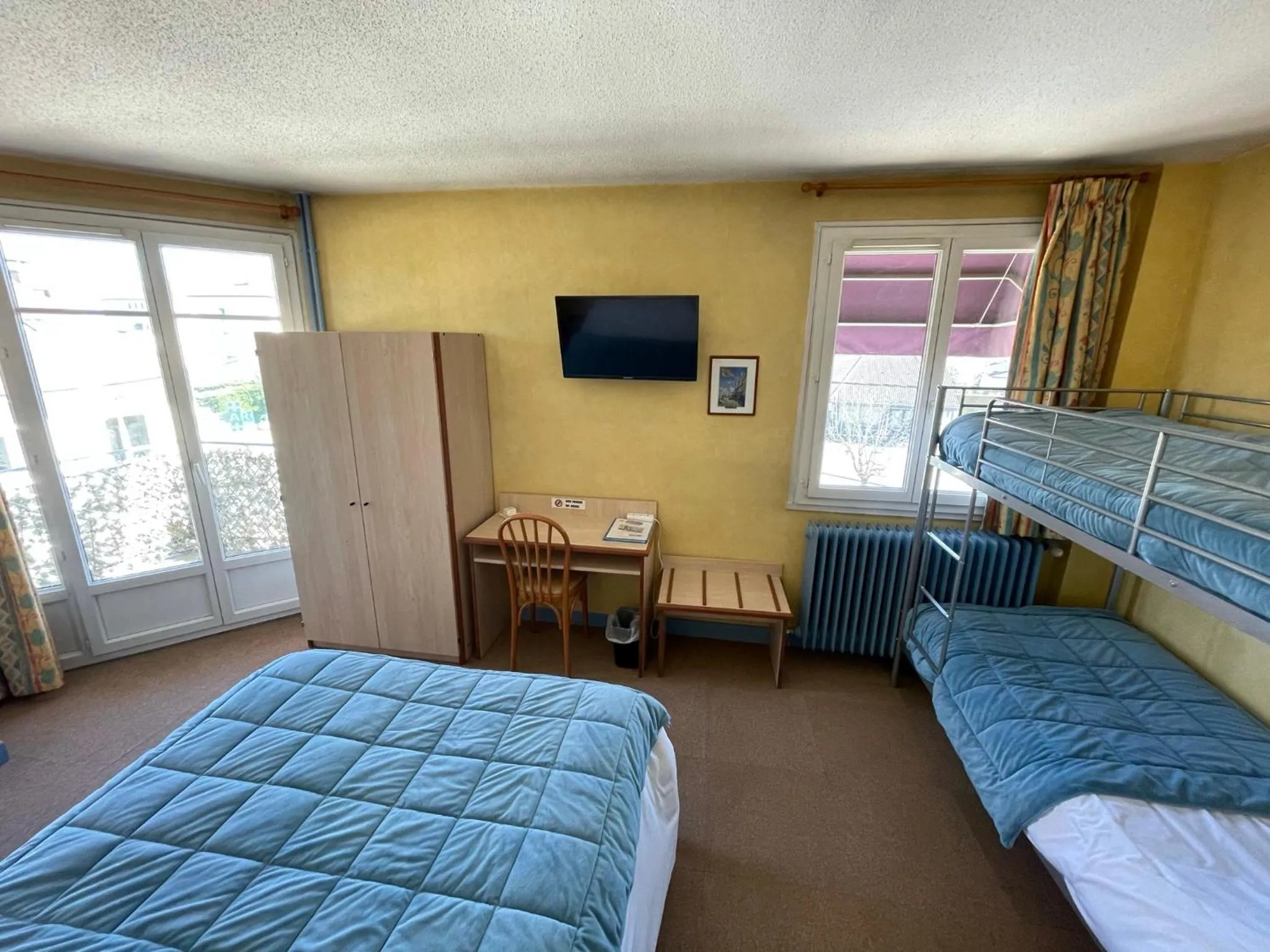 Photo of the whole room, Bed in "Contact Hôtel" Le Saint Rémy - Chalon Sud