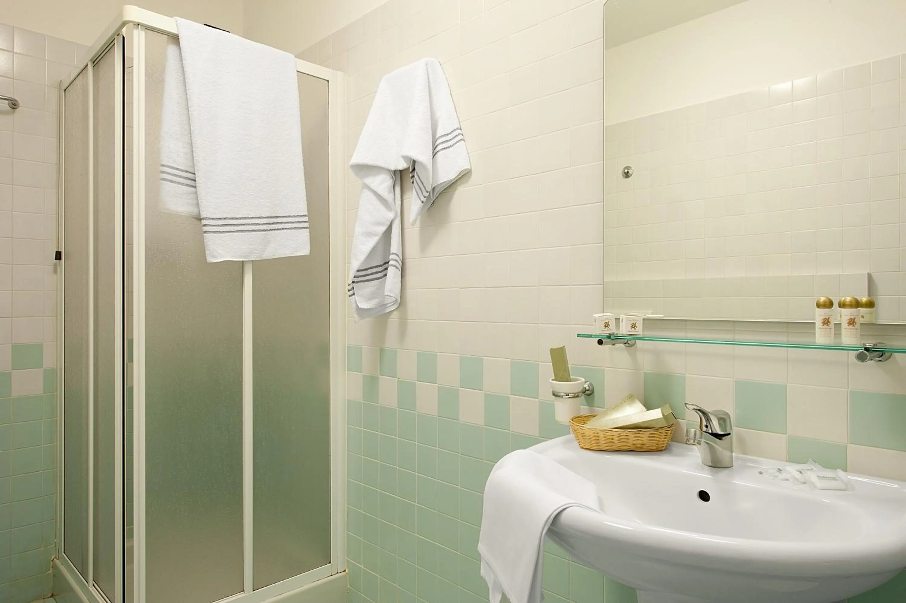 Bathroom in Hotel Ristorante Dragonara