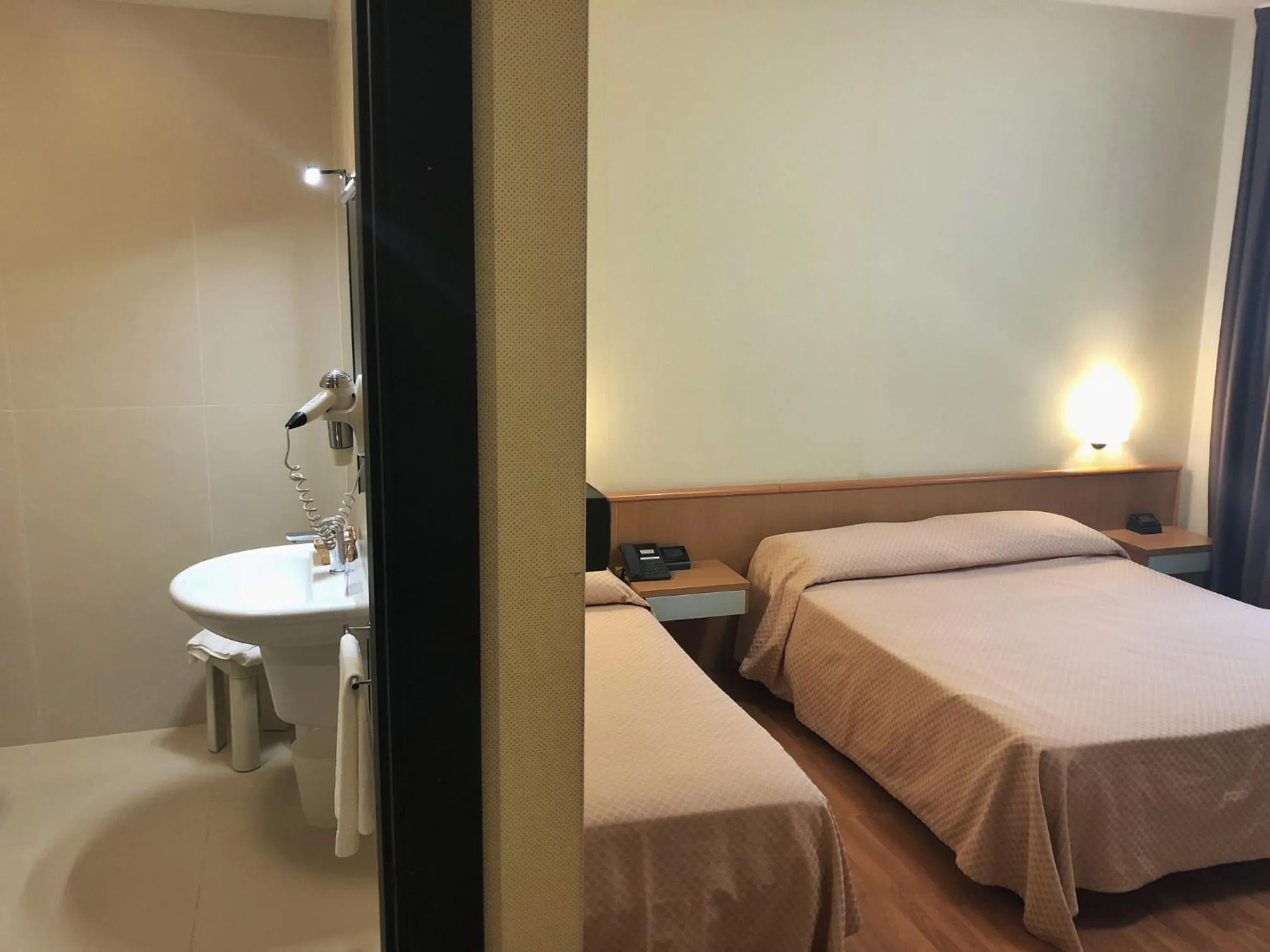 Bathroom, Bed in Hotel Ristorante Dragonara