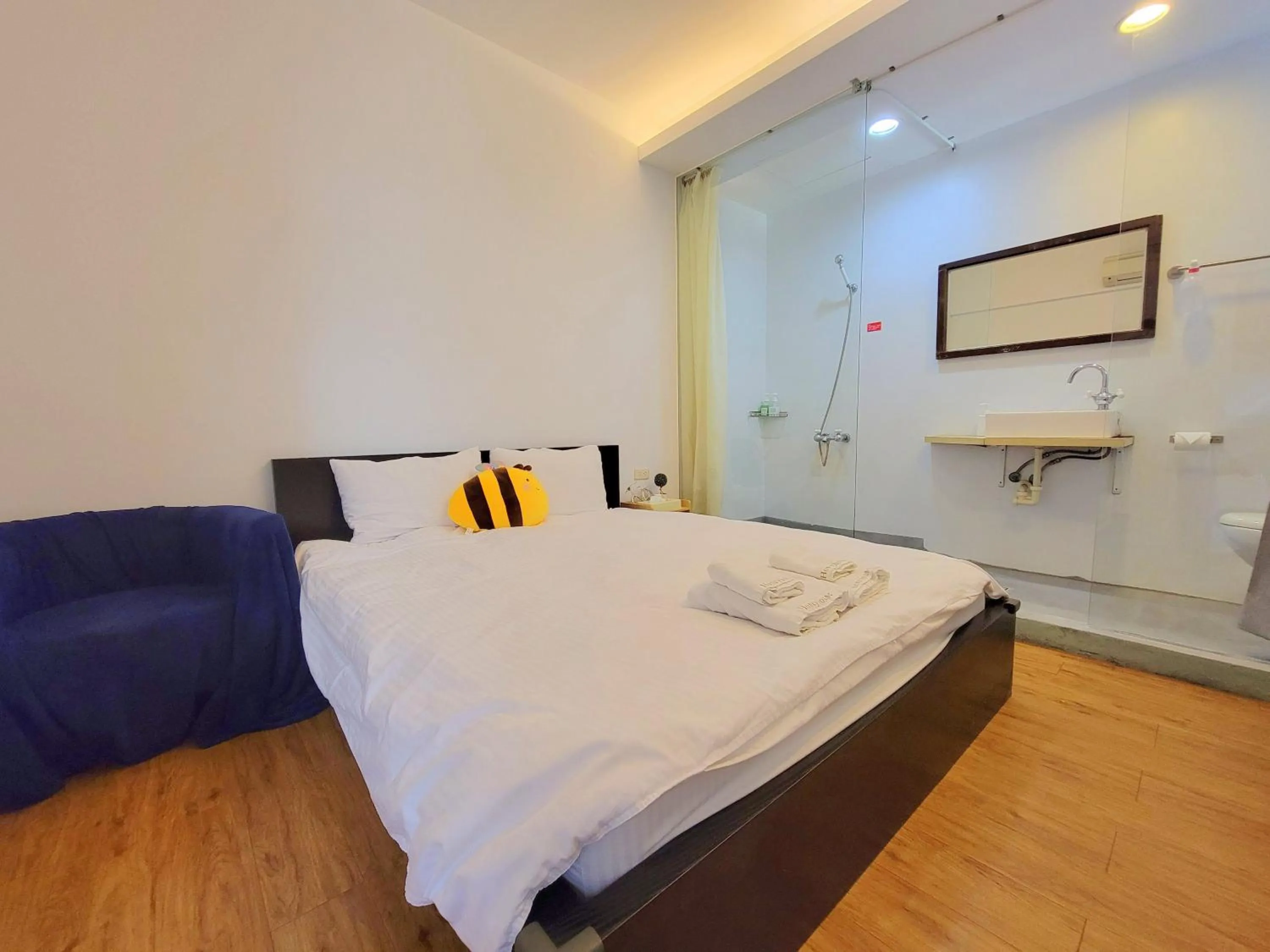 Photo of the whole room, Bed in Honey House Tainan